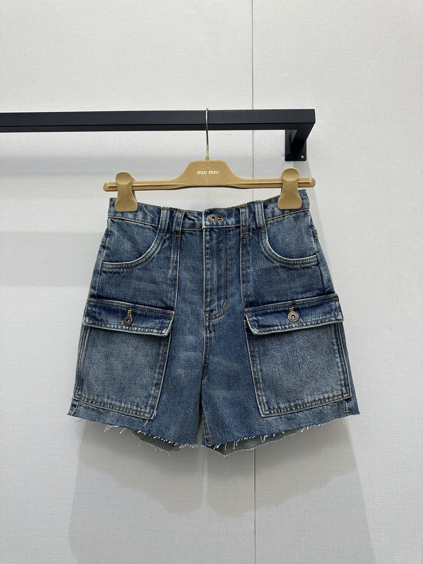 NO:752719,Miumiu denim overalls, denim overalls and shorts must have a name. Every detail of the pocket design has the word 'fashionable' written on it. When you put it on, you will instantly have that uninhibited and comfortable style. Walking on the street, the rate of turning heads is very high. Spot SML large goods, real shots,, miumiu, shorts,19860909Miumiu 牛仔五分工装裤 下装牛仔工装短裤必须拥有姓名 口袋设计的细节,每一处都写着“时髦精”三个字.穿上它,瞬间就有了那种不羁又自在的范儿,走在街上,回头率超高 现货SML大货实拍,,miumiu,shorts,,Women's clothing