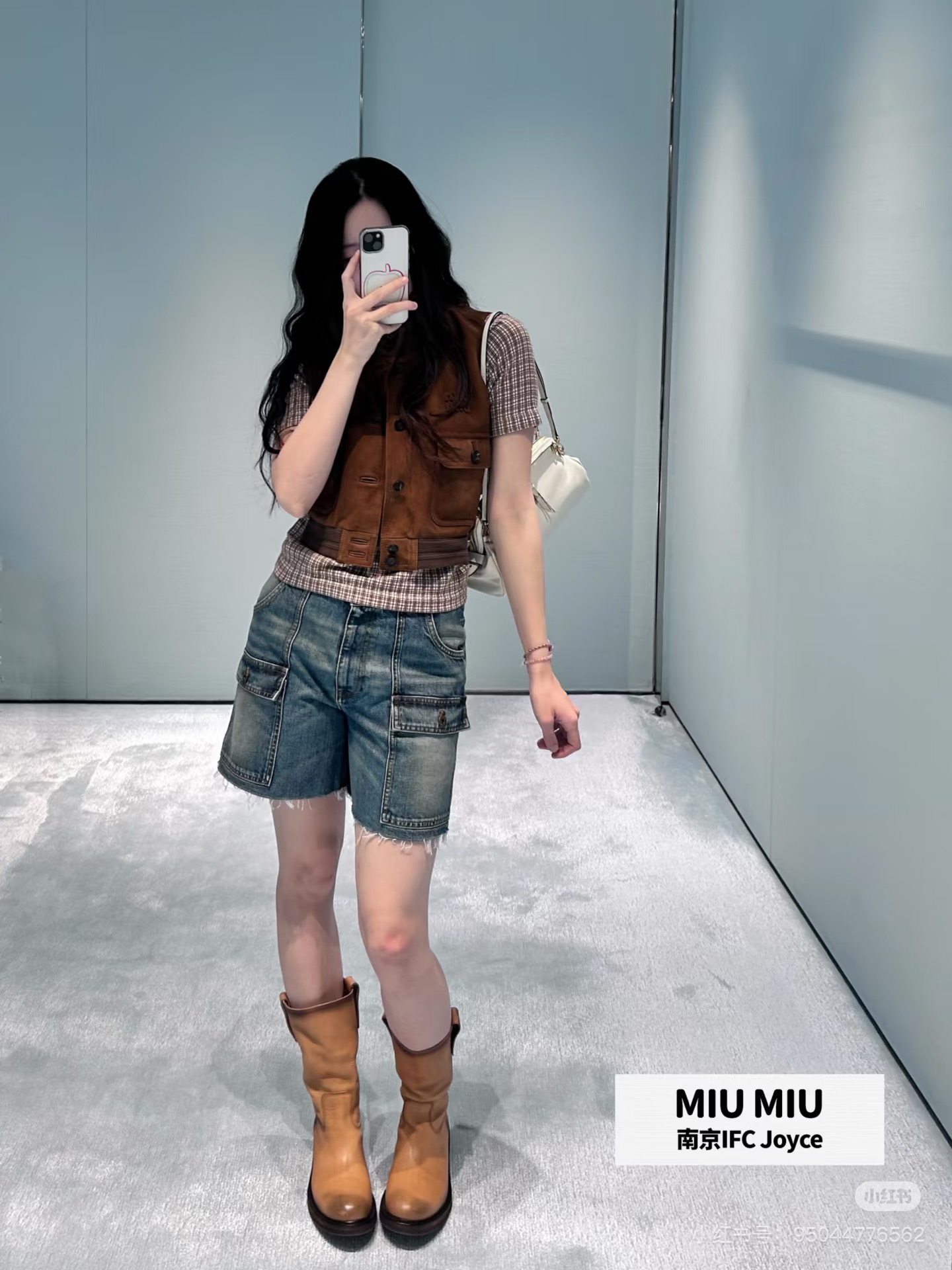 NO:752721,Miumiu denim overalls, denim overalls and shorts must have a name. Every detail of the pocket design has the word 'fashionable' written on it. When you put it on, you will instantly have that uninhibited and comfortable style. Walking on the street, the rate of turning heads is very high. Ready SML,, miumiu, shorts,19860909Miumiu 牛仔五分工装裤 下装牛仔工装短裤必须拥有姓名 口袋设计的细节,每一处都写着“时髦精”三个字.穿上它,瞬间就有了那种不羁又自在的范儿,走在街上,回头率超高 现货SML,,miumiu,shorts,,Women's clothing