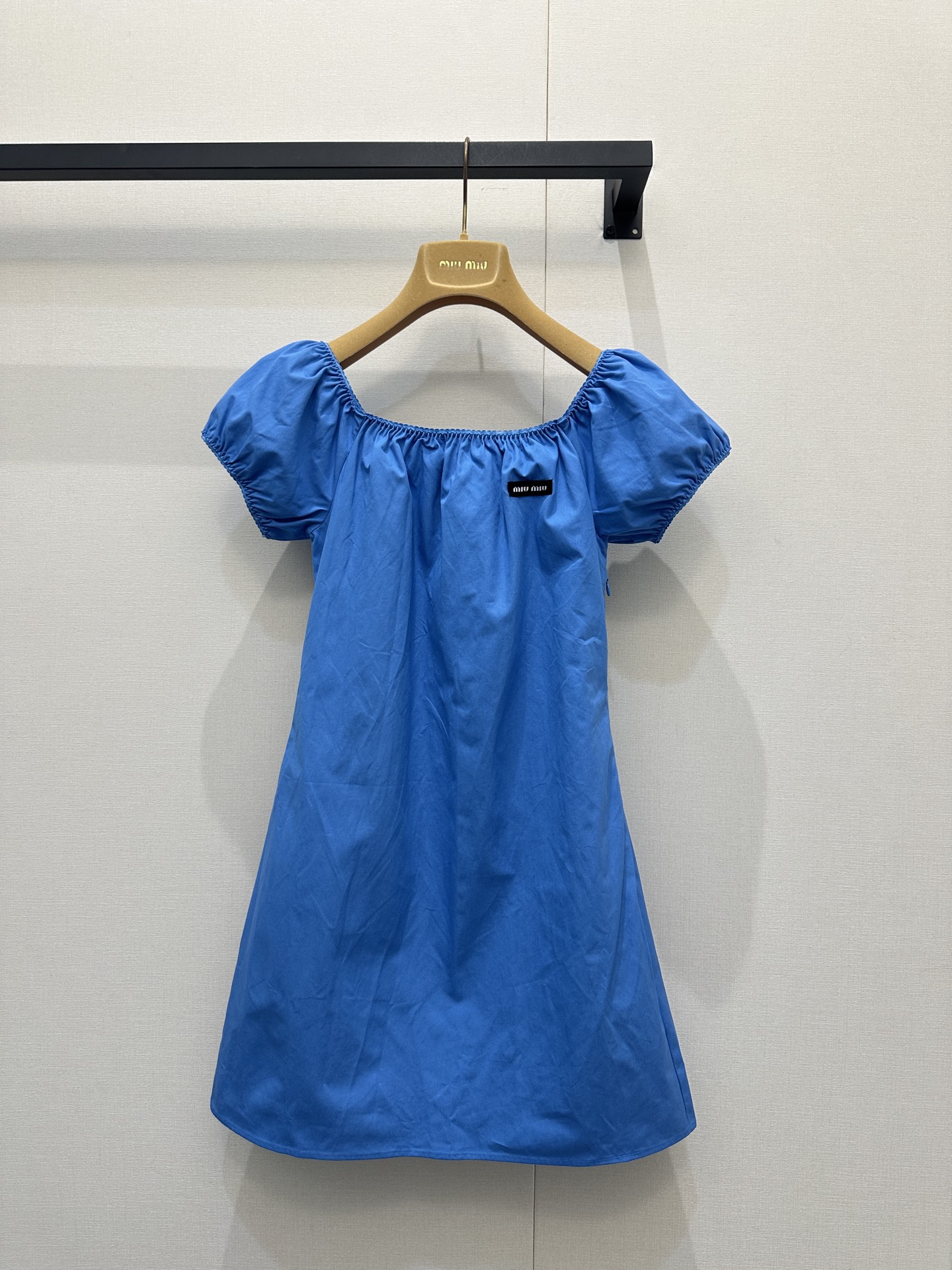 NO:752707,Miu* 26Ss new spring and summer limited edition sky blue puff sleeve dress丨exclusively developed by yb!  Top quality production!  Bring the girly feel of the Miu style into your daily life. The large round neck design, which can be off-shoulder or square-necked, is paired with fluffy puff sleeves, which is retro and age-reducing; the A-line loose version hides the flesh and makes you look slimmer, and the logo mark on the chest is a low-key accent. Whether worn alone or layered, it can easily create a relaxed and sweet spring atmosphere. Ready-made S/M/L large goods, real shots,, miumiu, skirts,19860909Miu* 26Ss春夏新款 限定天蓝色泡泡袖连衣裙丨独家yb开发！顶级高版出品！把Miu系少女感穿进日常.可露肩可方领的大圆领设计,搭配蓬松泡泡袖,复古又减龄；A字宽松版型藏肉显瘦,胸前Logo标低调点睛,无论是单穿还是叠穿内搭,都能轻松营造松弛又甜美的春日氛围.现货发售S/M/L大货实拍,,miumiu,skirts,,Women's clothing