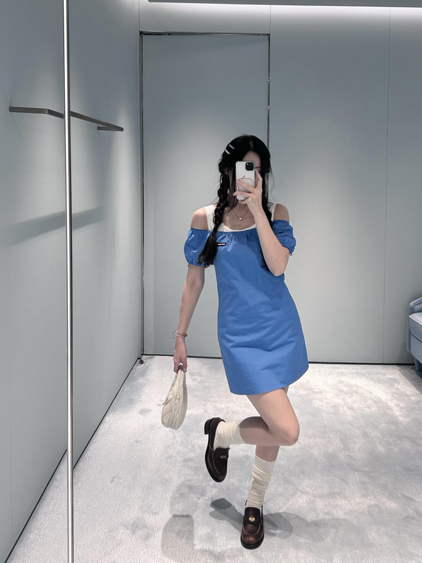 NO:752709,Miu* 26Ss new spring and summer limited edition sky blue puff sleeve dress丨exclusively developed by yb!  Top quality production!  Bring the girly feel of the Miu style into your daily life. The large round neck design, which can be strapless or square-necked, is paired with fluffy puff sleeves, which is retro and age-reducing; the A-line loose version hides the flesh and makes you look slimmer, and the logo mark on the chest is a low-key accent. Whether worn alone or layered, it can easily create a relaxed and sweet spring atmosphere. Ready for sale S/M/L,, miumiu, skirts,19860909Miu* 26Ss春夏新款 限定天蓝色泡泡袖连衣裙丨独家yb开发！顶级高版出品！把Miu系少女感穿进日常.可露肩可方领的大圆领设计,搭配蓬松泡泡袖,复古又减龄；A字宽松版型藏肉显瘦,胸前Logo标低调点睛,无论是单穿还是叠穿内搭,都能轻松营造松弛又甜美的春日氛围.现货发售S/M/L,,miumiu,skirts,,Women's clothing