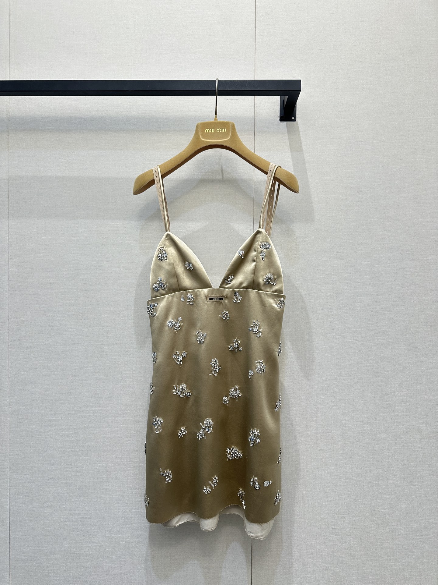 NO:752711,Miu Heavy Industry's sling bespoke dress is made entirely of hand-stitched sequins. The front and back are sewn with floral elements. It brings a gentle and elegant feel when worn alone or layered. It is exclusively made of imported yb material and is simple yet elegant!  A style that can be easily worn for daily commuting or casual outings!  1:1 Awesome version, the latest item in early spring, look for the exclusive high version, in stock, SML large goods, real shots,, miumiu, skirts,19860909Miu重工吊带订钻连衣裙整件做手工缝钻亮片工艺,正反都做花朵元素缝钻设计,叠搭单穿都是自带温柔优雅气息～独家定制进口yb材质 简洁不失大方！日常通勤或休闲外出都能轻松自如驾驭的风格！1:1超赞版型,早春最新单品,认准独家高版本 现货 SML大货实拍,,miumiu,skirts,,Women's clothing