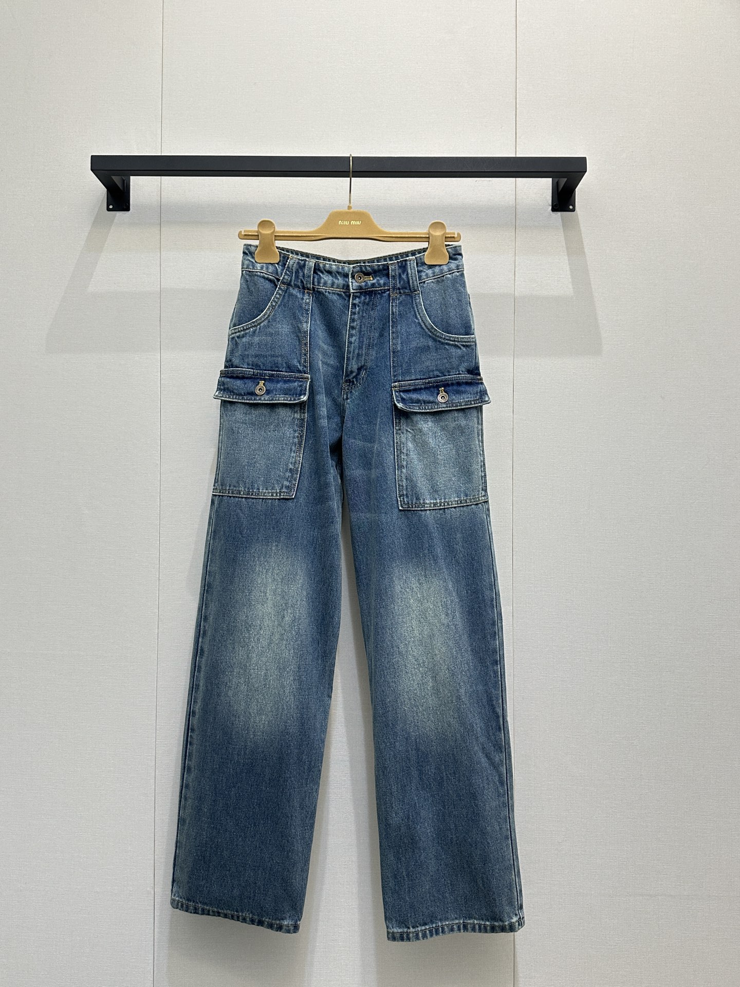 NO:752715,MiuMi*26 new retro multi-pocket work jeans, these jeans are retro multi-pocket work style, high-waisted straight-leg design, dark blue washed and distressed, cat whisker pattern is super textured, multi-pocket design is practical and stylish, the loose fit is super friendly to pear-shaped and apple-shaped figures, and the legs are modified to make you slimmer and taller!  It can be easily used for daily commuting and leisure. It goes well with shirts, sweaters or T-shirts. It is full of retro trend, comfortable and fashionable. It is a must-have and versatile item in the wardrobe!  Size S M L large goods real shot,,miumiu,jeans,sweaters,shirts,tees,t-shirt,19860909MiuMi*26新款复古多袋工装牛仔裤,这款牛仔裤是复古多袋工装风,高腰直筒设计,深蓝水洗做旧,猫须抓纹超有质感,多口袋设计实用又有型,宽松版型对梨形、苹果型身材超友好,修饰腿型显瘦显高！日常通勤、休闲都能轻松驾驭,搭配衬衫、毛衣或T恤都很OK,复古潮流感满满,舒适又时髦,是衣橱必备百搭单品！ 码数S M L大货实拍,,miumiu,jeans,sweaters,shirts,tees，t-shirt,,Women's clothing