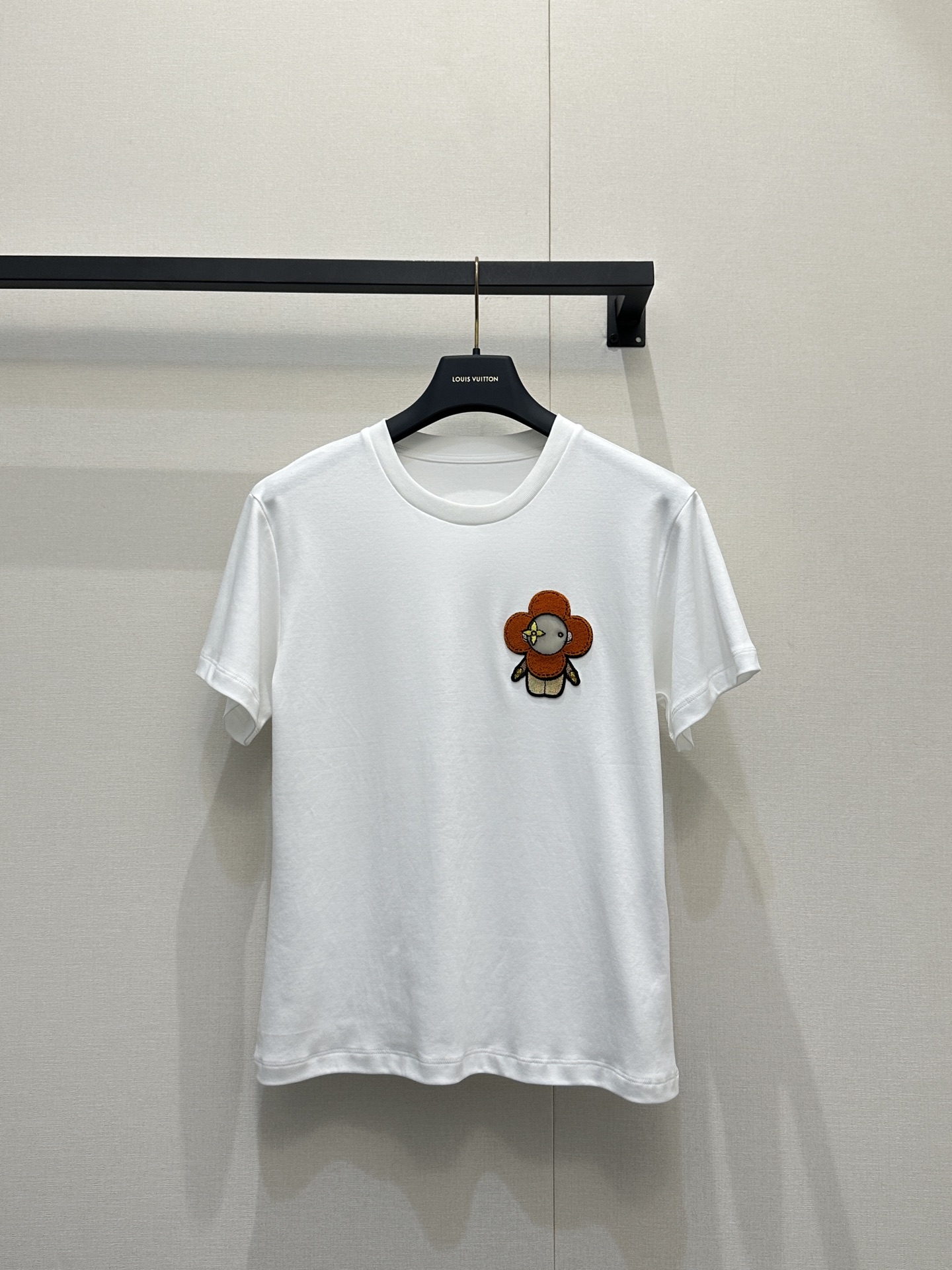 NO:753233,26new Sunflower Embroidered Round Neck Short Sleeves The three-dimensional sunflower pattern element design on the chest adds fun to the outfit and is particularly eye-catching in spring outfits!  Exclusively customized imported yb cotton material, with colorful pattern embroidery on the chest and sunflower embellishment of co-branded elements. The small loose round neck version is suitable for various body shapes. Simple matching can create a casual and lazy atmosphere. A T-shirt can be used for various early spring outfits!  1:1 awesome version, the latest item in early spring, look for the exclusive high version, SML real shots of large products, T-shirt, tees, t-shirt,1986090926new太阳花朵刺绣圆领短袖胸前的立体太阳花图案元素设计增添穿搭趣味,在春日穿搭中格外吸睛！ 独家定制进口yb棉材质,胸口彩色花纹刺绣搭配联名元素太阳花点缀,小宽松圆领版型适配各种身形,简易搭配都能营造出随性的慵懒氛围,一件T恤即可玩转早春多元穿搭！1:1超赞版型,早春最新单品,认准独家高版本 SML大货实拍,,T-shirt,tees，t-shirt,,Women's clothing