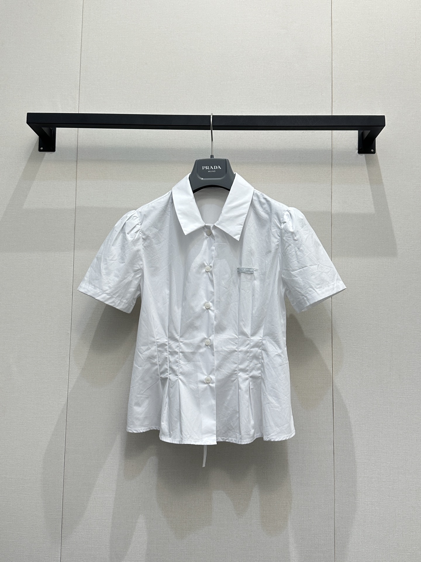 NO:753211,*26new Waist pleated logo shirt with classic lapel + front button design, simple and versatile. The brand logo letter stamp is embellished on the chest, and the sense of detail is completely online!  Exclusively customized imported yb cotton material, front-shoulder micro-puff short-sleeved shirt style, pleated waist design, the upper body can easily be pinched to create slender lines, and the back waist strap adds a girly touch!  It’s OK for commuting and leisure. You can easily get a Korean girly look with white. ~ 1:1 awesome version, the latest spring and summer items, look for exclusive high-end versions. Ready-made SML products, real shots, shirts, T-shirts,19860909*26new收腰压褶徽标衬衫经典翻领+正面纽扣设计,简约又百搭.胸前品牌徽标字母章仔点缀,细节感完全在线！ 独家定制进口yb棉材质,正肩微泡短袖衬衫版型,腰间压褶收腰设计,上身轻松掐出纤细线条,后腰绑带增添少女气息！通勤休闲都OK,白色随意搭配都能轻松get韩系少女感～1:1超赞版型,春夏最新单品,认准独家高版本 现货 SML大货实拍,,shirts,T-shirt,,Women's clothing