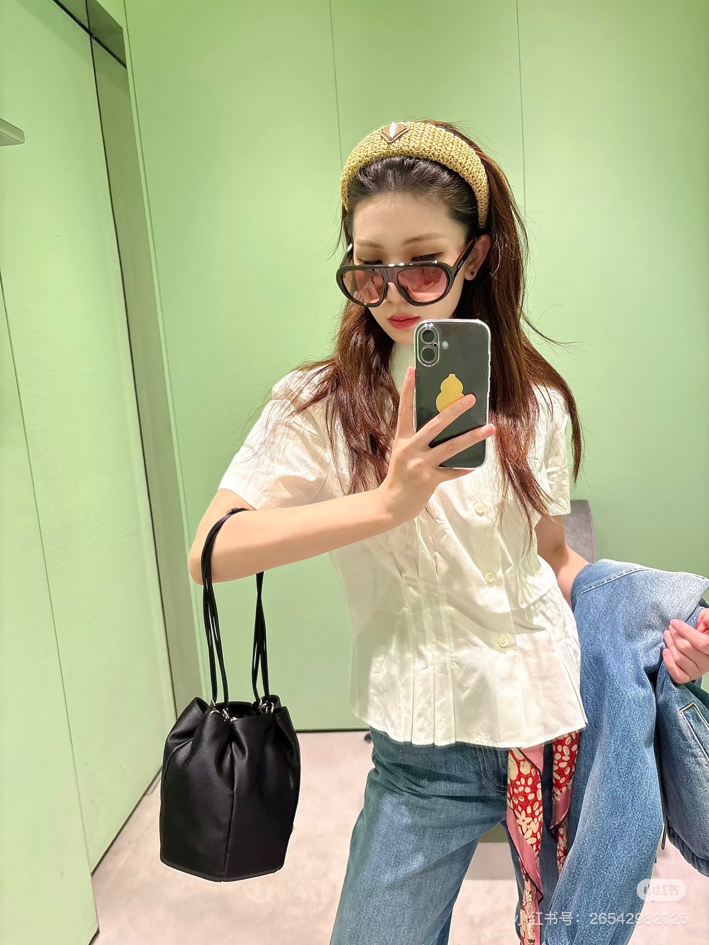 NO:753214,*26new Waist pleated logo shirt with classic lapel + front button design, simple and versatile. The brand logo letter stamp is embellished on the chest, and the sense of detail is completely online!  Exclusively customized imported yb cotton material, front-shoulder micro-puff short-sleeved shirt style, pleated waist design, the upper body can easily be pinched to create slender lines, and the back waist strap adds a girly touch!  It’s OK for commuting and leisure, and you can easily get a Korean girly feel with any combination of white ~ 1:1 awesome version, the latest spring and summer items, look for the exclusive high version, in stock SML, shirts, T-shirt,19860909*26new收腰压褶徽标衬衫经典翻领+正面纽扣设计,简约又百搭.胸前品牌徽标字母章仔点缀,细节感完全在线！ 独家定制进口yb棉材质,正肩微泡短袖衬衫版型,腰间压褶收腰设计,上身轻松掐出纤细线条,后腰绑带增添少女气息！通勤休闲都OK,白色随意搭配都能轻松get韩系少女感～1:1超赞版型,春夏最新单品,认准独家高版本 现货 SML,,shirts,T-shirt,,Women's clothing