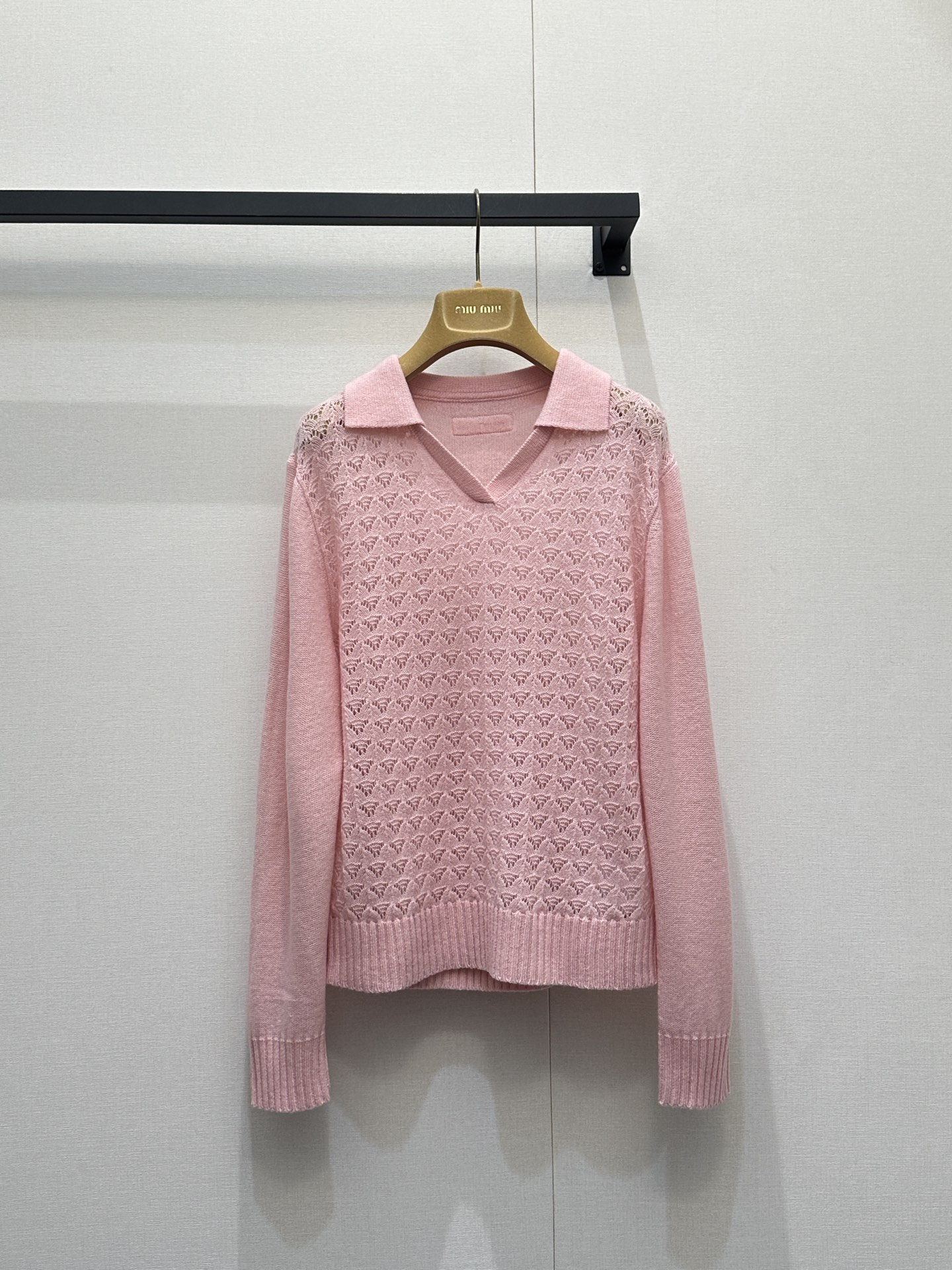 NO:753666,Miumi* 26Ss early spring new style hollow lapel knitted polo shirt | Exclusively developed by yb!  High quality production!  Made of fine wool and cashmere blended fabrics, it has a soft and skin-friendly touch and is light and breathable. The two-tone cherry blossom pink and bright yellow are fresh and smart, which perfectly fits the romantic atmosphere of early spring. The classic lapel cut is neat and elegant, and the V-shaped neckline modifies the neck line, with a sweet and cool Miu style accent; the heavy-duty hollow jacquard craftsmanship on the body creates an exquisite diamond pattern.  The reasonable, hazy sense of perspective adds soft details, and the loose micro-profile accommodates various body shapes. Pair it with denim wide-leg pants to create a casual casual style, and pair it with a black skirt to unlock the elegant French style. It is a treasure item in the early spring wardrobe that has both design and practicality. Available in stock, S/M/L, large quantities, real shots,, miumiu, skirts,19860909Miumi* 26Ss早春新款 镂空翻领针织polo衫丨独家yb开发！高版出品！甄选细腻羊毛羊绒混纺面料打造,软糯亲肤的触感兼具轻盈透气性,樱花粉与嫩黄双色调清新灵动,完美契合早春的浪漫氛围.经典翻领剪裁利落大气,V字领口修饰颈部线条,自带甜酷的Miu系腔调；衣身重工镂空提花工艺打造出精致的菱格纹理,朦胧的透视感增添柔美细节,宽松微廓形包容各种身形.搭配牛仔阔腿裤可打造随性休闲风,配黑色半身裙又能解锁优雅法式格调,是早春衣橱里兼具设计感与实穿性的宝藏单品.现货发售S/M/L大货实拍,,miumiu,skirts,,Women's clothing