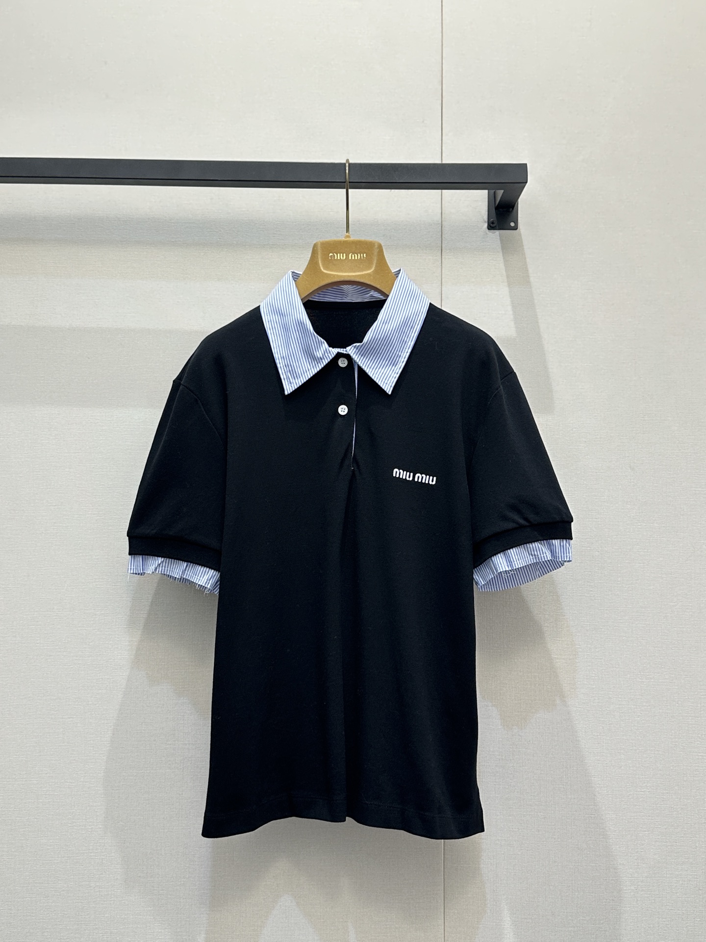 NO:753673,Miu26 spring and summer vacation two-piece Polo shirt with black main color + blue and white striped collar and cuffs, full of college style!  High-quality knitted fabric, comfortable and breathable, perfect for Q in summer. The brand embroidery on the chest has exquisite details and is highly recognizable. The fake two-piece design is full of layers and can be easily used for commuting, dating and daily life. Pair it with jeans or skirts, which will reduce your age and be fashionable!  SML real shots of large products,,miumiu,skirts,jeans,19860909Miu26春夏假两件拼接Polo衫黑色主色+蓝白条纹领口袖口,学院风满满！高品质针织面料,穿着舒适透气,夏天超适合Q.胸前品牌刺绣,细节精致,辨识度高.假两件设计层次感十足,通勤、约会、日常都能轻松驾驭,搭配牛仔裤或半裙,减龄又时髦！SML大货实拍,,miumiu,skirts,jeans,,Women's clothing