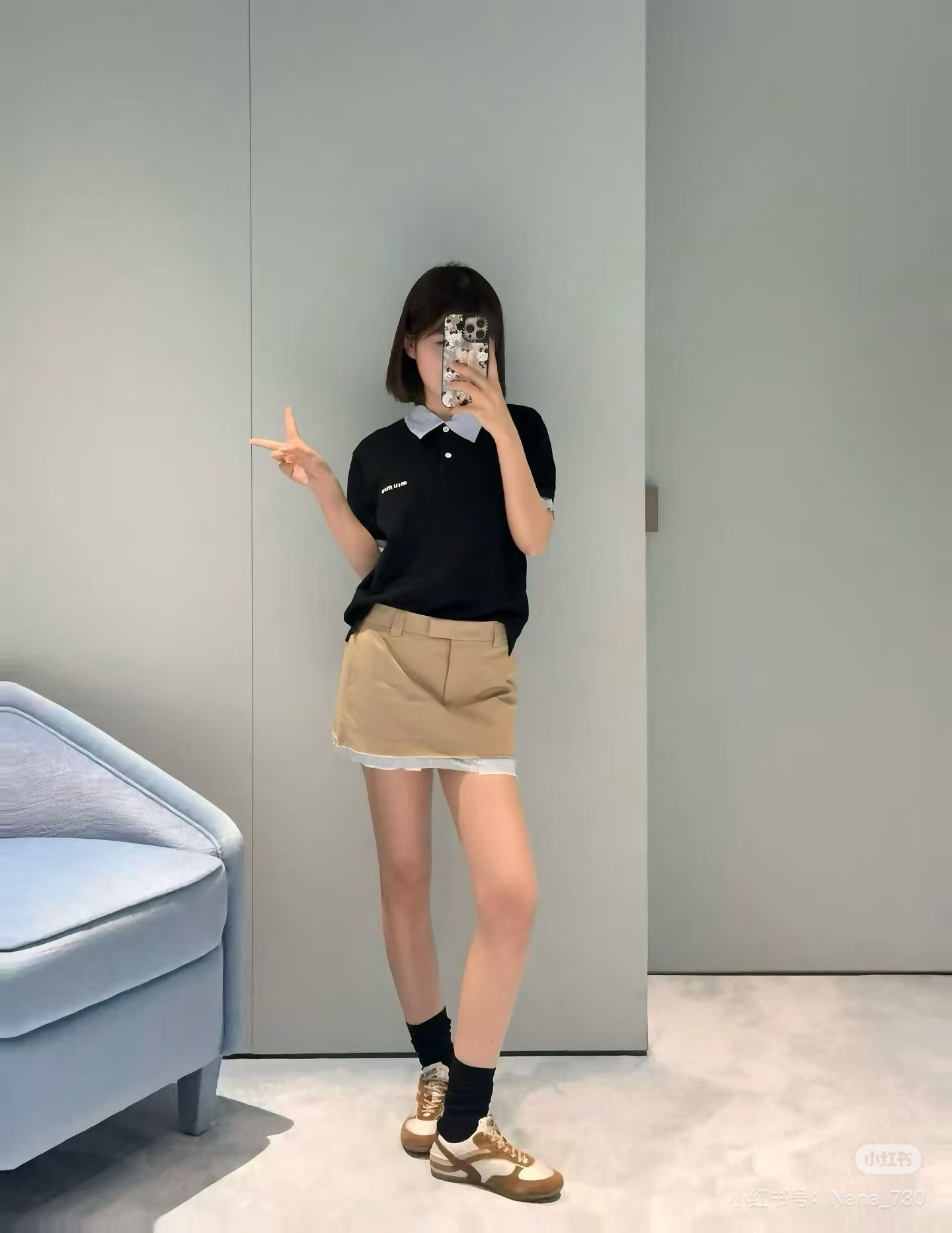 NO:753675,Miu26 spring and summer vacation two-piece Polo shirt with black main color + blue and white striped collar and cuffs, full of college style!  High-quality knitted fabric, comfortable and breathable, perfect for Q in summer. The brand embroidery on the chest has exquisite details and is highly recognizable. The fake two-piece design is full of layers and can be easily used for commuting, dating and daily life. Pair it with jeans or skirts, which will reduce your age and be fashionable!  SML,,miumiu,skirts,jeans,19860909Miu26春夏假两件拼接Polo衫黑色主色+蓝白条纹领口袖口,学院风满满！高品质针织面料,穿着舒适透气,夏天超适合Q.胸前品牌刺绣,细节精致,辨识度高.假两件设计层次感十足,通勤、约会、日常都能轻松驾驭,搭配牛仔裤或半裙,减龄又时髦！SML,,miumiu,skirts,jeans,,Women's clothing