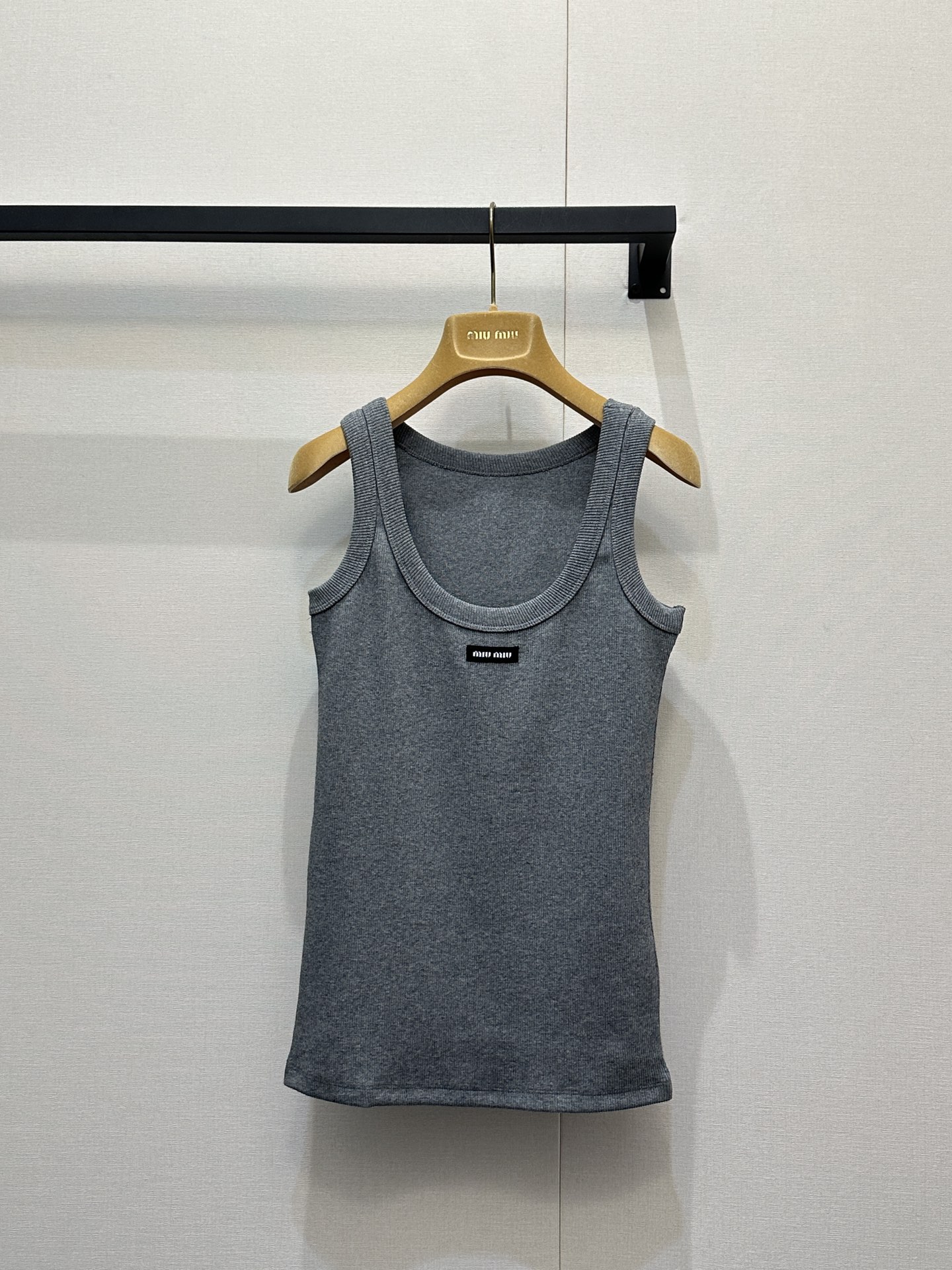 NO:753649,miumi*2026 Spring and Summer New Threaded Cotton Elastic Vest This is a very elegant gray tone. This color is a special color for the early spring and summer of 26. It is very versatile and whitening. It is a versatile item that can show off your figure. The size is SML and the actual product is shot., miumiu,19860909miumi*2026春夏新款 螺纹棉弹力背心 这是一款很高雅的灰色调,这个色是26早春夏的一个特调颜色,很百搭很显白,非常能展示身材的百搭单品,尺码SML大货实拍,,miumiu,,Women's clothing