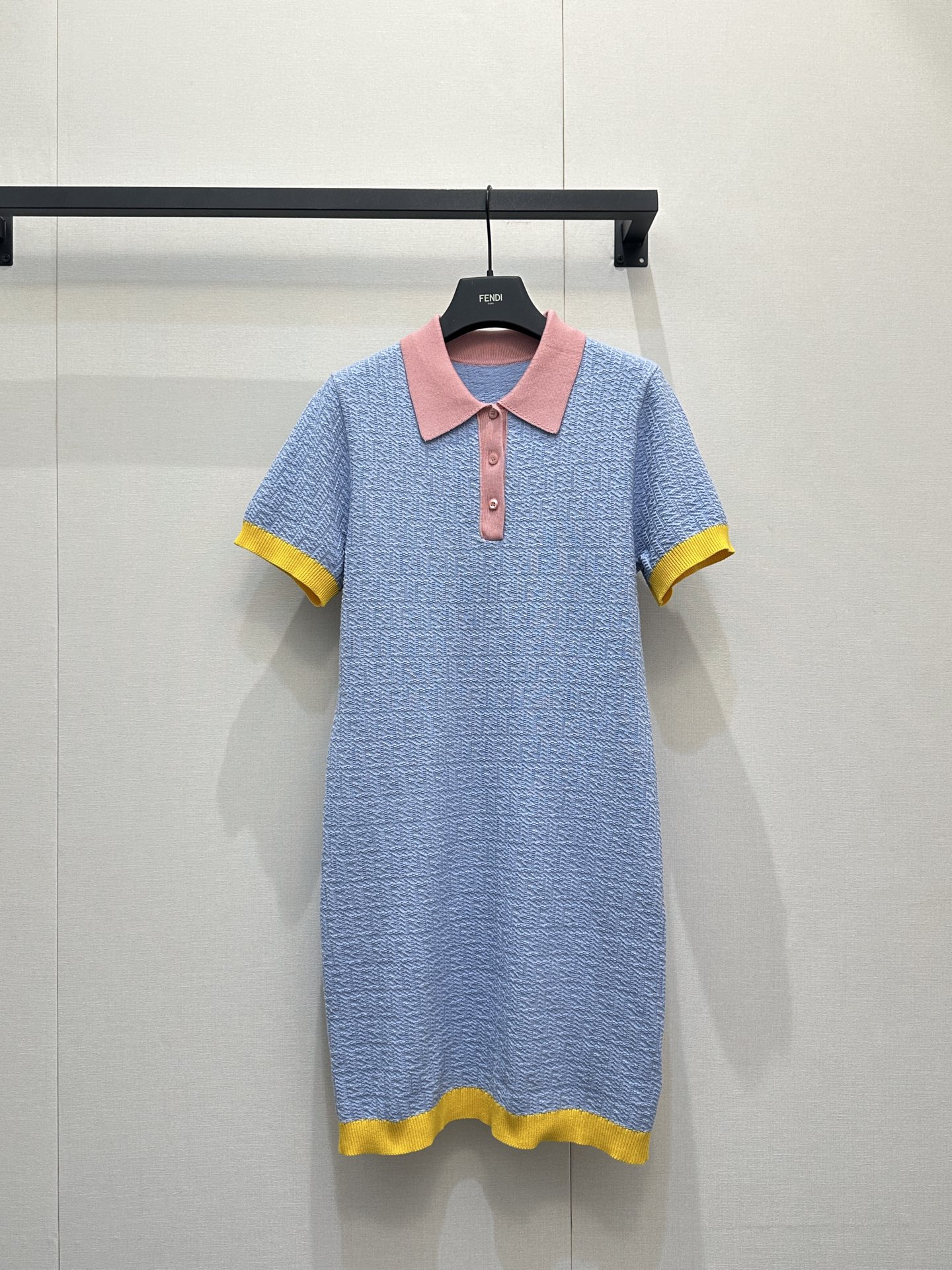 NO:753661,Fend*2026 new product jacquard knitted short-sleeved dress  Customized YB silk wool knitted material, high-quality texture, comfortable and soft, knitted short-sleeved dress with lapel cut, haze blue background with texture, pink collar and yellow sleeve hem contrasting design instantly brightens up the look, just the right balance of sweet and cool, super stylish when worn alone or layered, double F letter logo pattern all over the body, forming a contrast with the color pattern on the edges, making the outfit playful and age-reducing, the first choice for early spring wear. Customized surface accessories, look for the correct version, high version, blue  Actual shots of large products, fendi, skirts, T-shirts,19860909Fend*2026新品 提花针织短袖连衣裙 定制YB丝毛针织材质,质感高级,舒适柔软,翻领针织短袖连衣裙剪裁,雾霾蓝底纹自带肌理感,粉领黄袖下摆的撞色设计瞬间点亮造型,甜酷平衡得刚刚好,单穿叠穿都超有腔调,大身满铺双F字母徽标图案,与包边形成色彩图样的对比,穿搭减龄俏皮,早春穿搭首选.定制面辅料 认准版本 高版本 蓝色 大货实拍,,fendi,skirts,T-shirt,,Women's clothing
