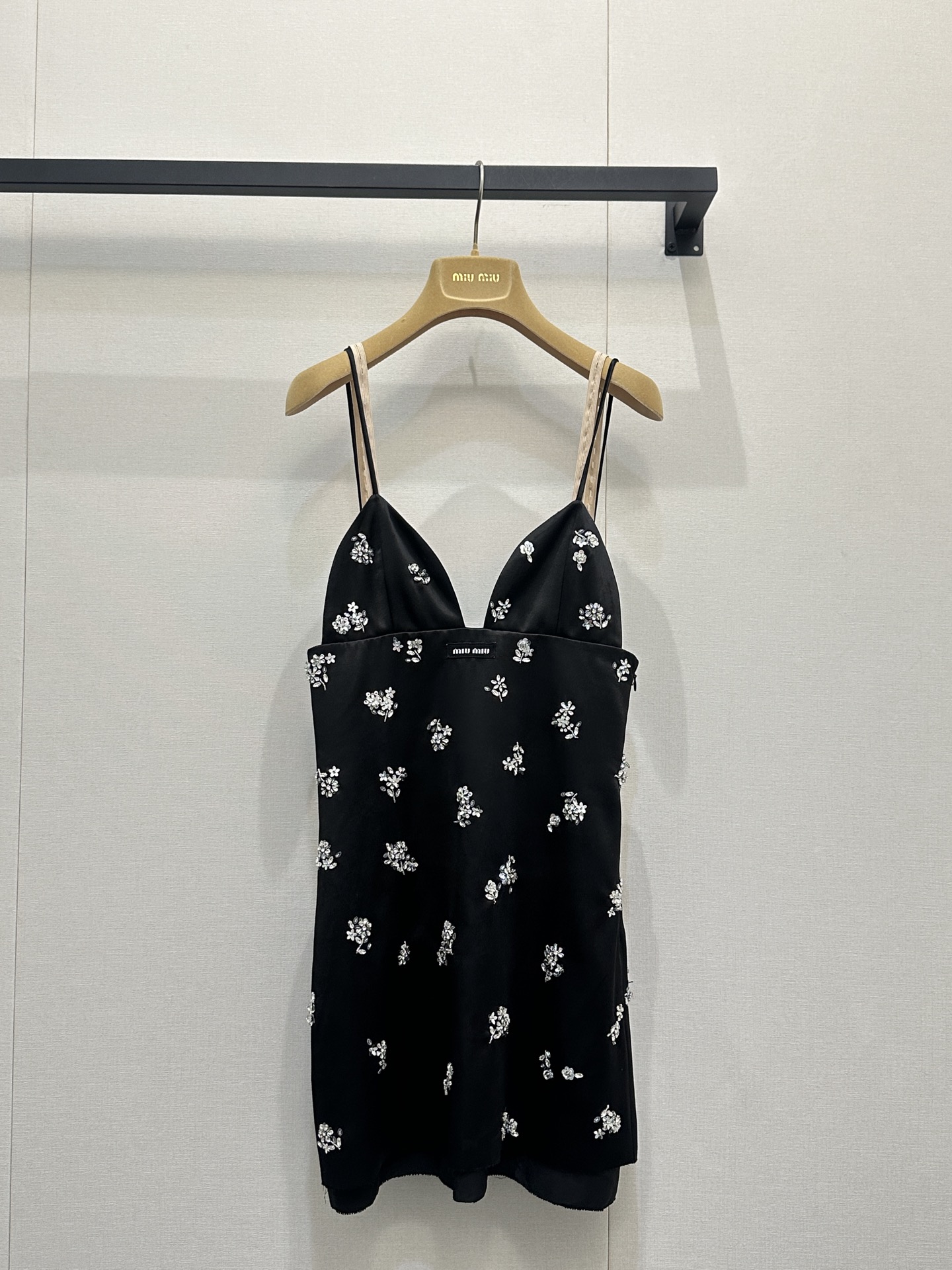 NO:753655,Miu Heavy Industry's sling bespoke dress is made entirely of hand-stitched sequins. The front and back are sewn with floral elements. It brings a gentle and elegant feel when worn alone or layered. It is exclusively made of imported yb material and is simple yet elegant!  A style that can be easily worn for daily commuting or casual outings!  1:1 Awesome version, the latest item in early spring, look for the exclusive high version, in stock, SML large goods, real shots,, miumiu, skirts,19860909Miu重工吊带订钻连衣裙整件做手工缝钻亮片工艺,正反都做花朵元素缝钻设计,叠搭单穿都是自带温柔优雅气息～独家定制进口yb材质 简洁不失大方！日常通勤或休闲外出都能轻松自如驾驭的风格！1:1超赞版型,早春最新单品,认准独家高版本 现货 SML大货实拍,,miumiu,skirts,,Women's clothing