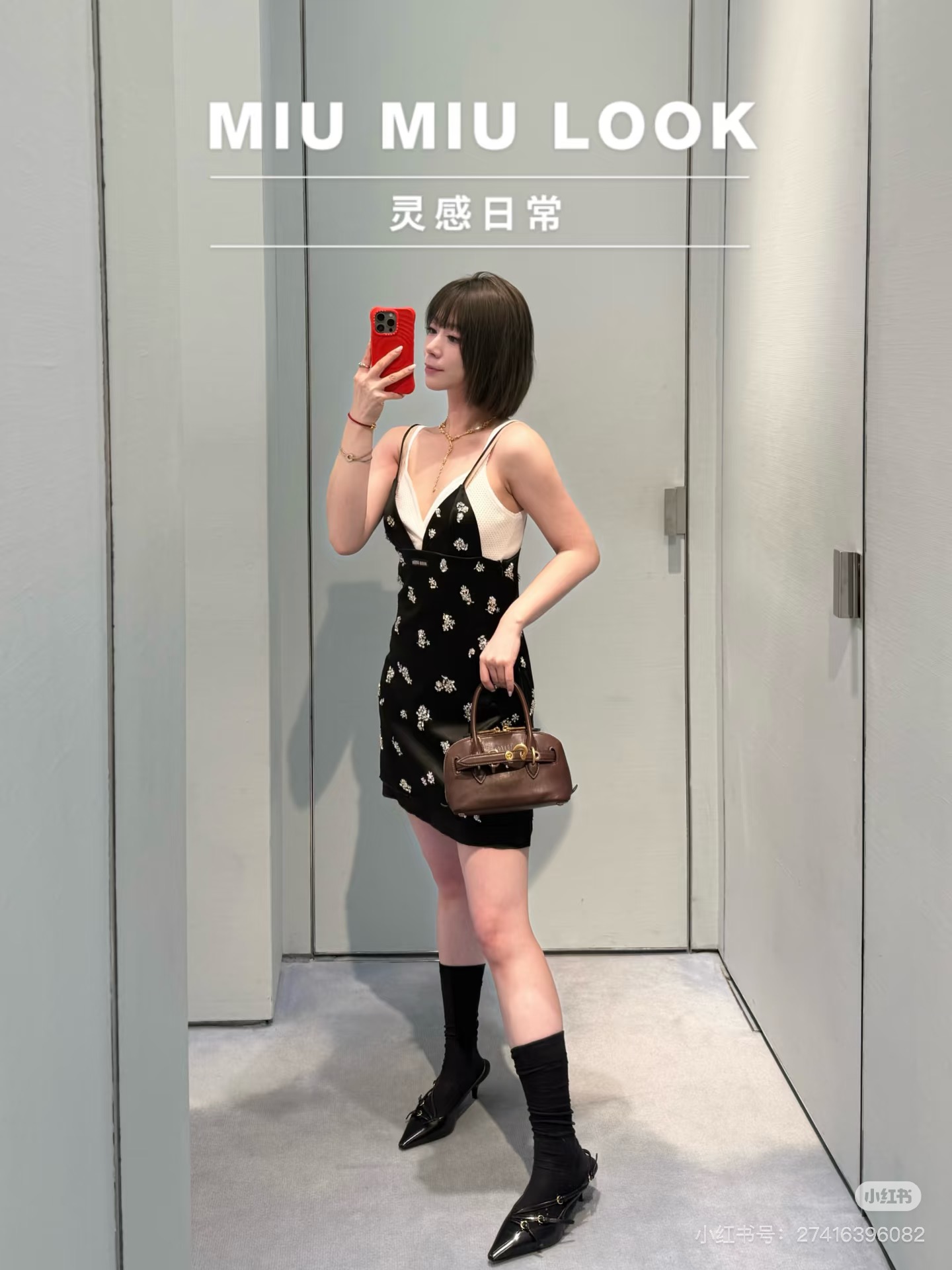 NO:753658,Miu Heavy Industry's sling bespoke dress is made entirely of hand-stitched sequins. The front and back are sewn with floral elements. It brings a gentle and elegant feel when worn alone or layered. It is exclusively made of imported yb material and is simple yet elegant!  A style that can be easily worn for daily commuting or casual outings!  1:1 awesome version, the latest item in early spring, look for the exclusive high version in stock SML,,miumiu,skirts,19860909Miu重工吊带订钻连衣裙整件做手工缝钻亮片工艺,正反都做花朵元素缝钻设计,叠搭单穿都是自带温柔优雅气息～独家定制进口yb材质 简洁不失大方！日常通勤或休闲外出都能轻松自如驾驭的风格！1:1超赞版型,早春最新单品,认准独家高版本 现货 SML,,miumiu,skirts,,Women's clothing