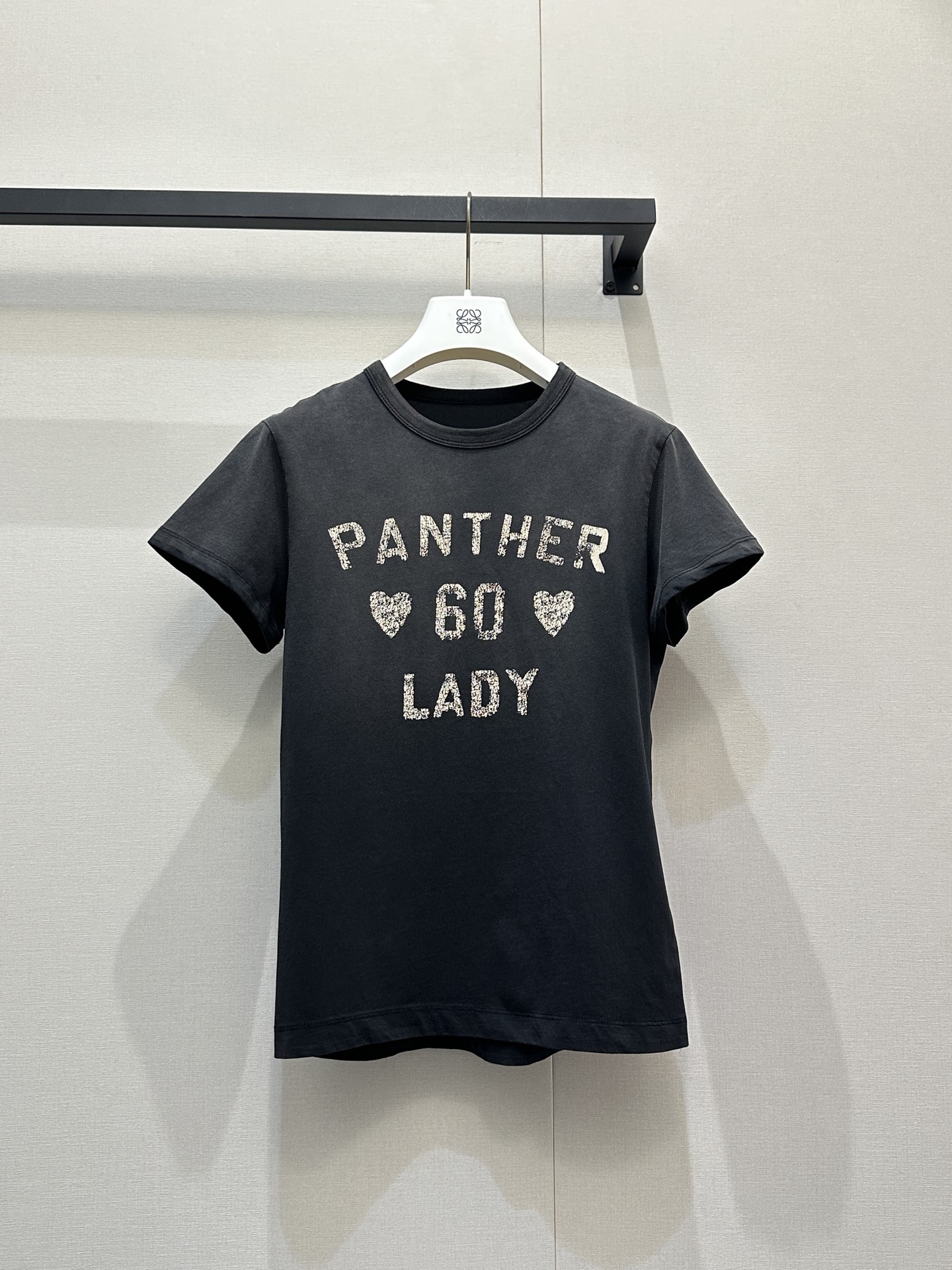 NO:760474,*26 New style short sleeves with contrasting letters. Made of imported virgin cotton. The upper body is versatile and easy to wear!  Exclusively customized imported yb raw cotton material, the shoulder H-shaped upper body is invincible and slimming ~ the contrasting letter logo design on the chest and back, highlighting the brand's high-end temperament, the vibrant summer color matching upper body is not obtrusive and super white ~ 1:1 awesome version, the latest item in early spring, look for the exclusive high version size S M L real shot of large goods,, T-shirt,19860909*26新款撞色字母短袖 进口原生全棉材质,上身百搭不挑人！独家定制进口yb原生全棉材质,正肩H版型上身无敌显瘦～胸前后背做撞色字母徽标设计,彰显品牌高级气质,活力满满的夏季配色上身不突兀超显白～1:1超赞版型,早春最新单品,认准独家高版本 码数S M L大货实拍,,T-shirt,,Women's clothing