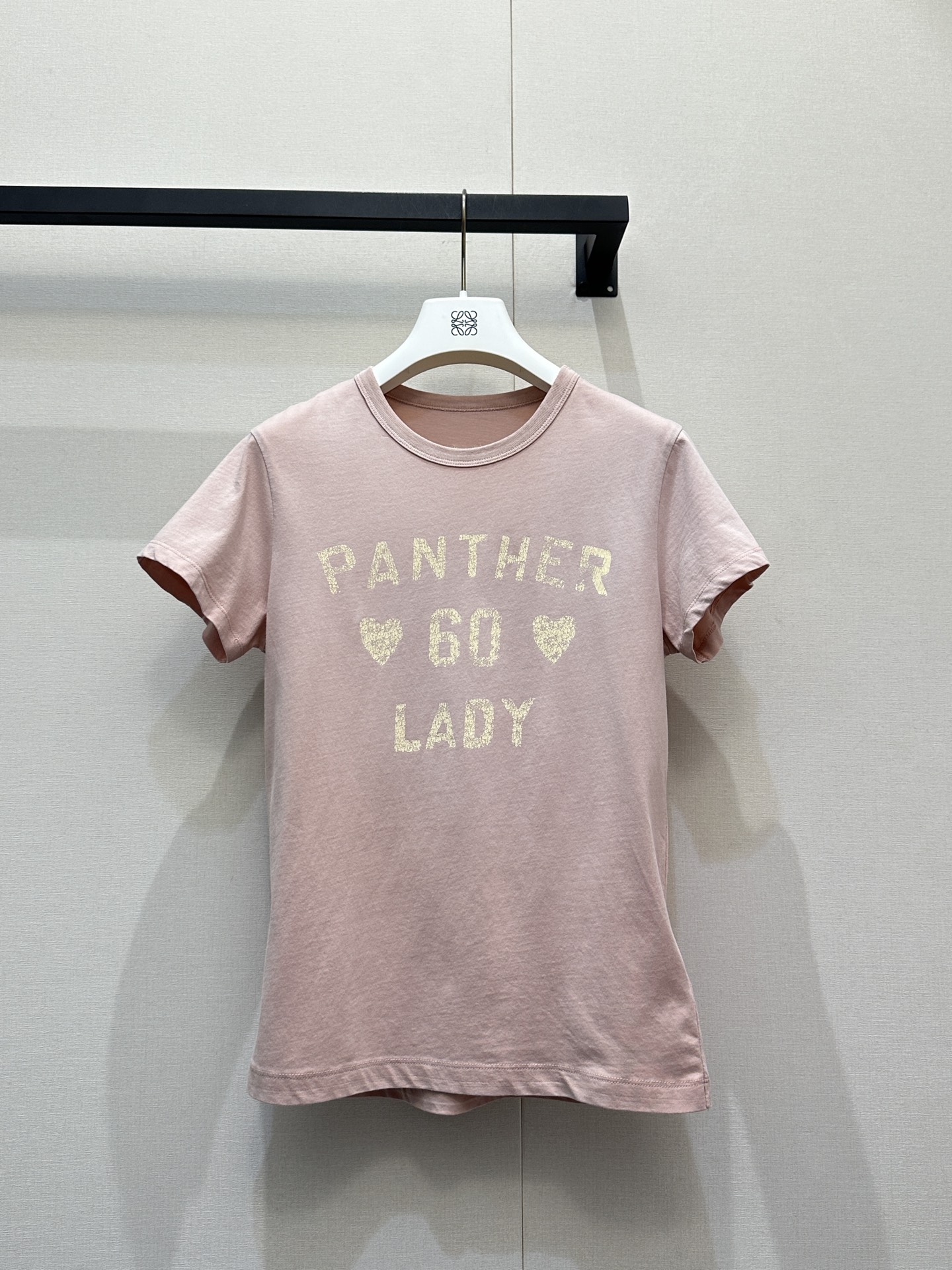 NO:760466,*26 New style short sleeves with contrasting letters. Made of imported virgin cotton. The upper body is versatile and easy to wear!  Exclusively customized imported yb raw cotton material, the shoulder H-shaped upper body is invincible and slimming ~ the contrasting letter logo design on the chest and back, highlighting the brand's high-end temperament, the vibrant summer color matching upper body is not obtrusive and super white ~ 1:1 awesome version, the latest item in early spring, look for the exclusive high version size S M L real shot of large goods,, T-shirt,19860909*26新款撞色字母短袖 进口原生全棉材质,上身百搭不挑人！独家定制进口yb原生全棉材质,正肩H版型上身无敌显瘦～胸前后背做撞色字母徽标设计,彰显品牌高级气质,活力满满的夏季配色上身不突兀超显白～1:1超赞版型,早春最新单品,认准独家高版本 码数S M L大货实拍,,T-shirt,,Women's clothing