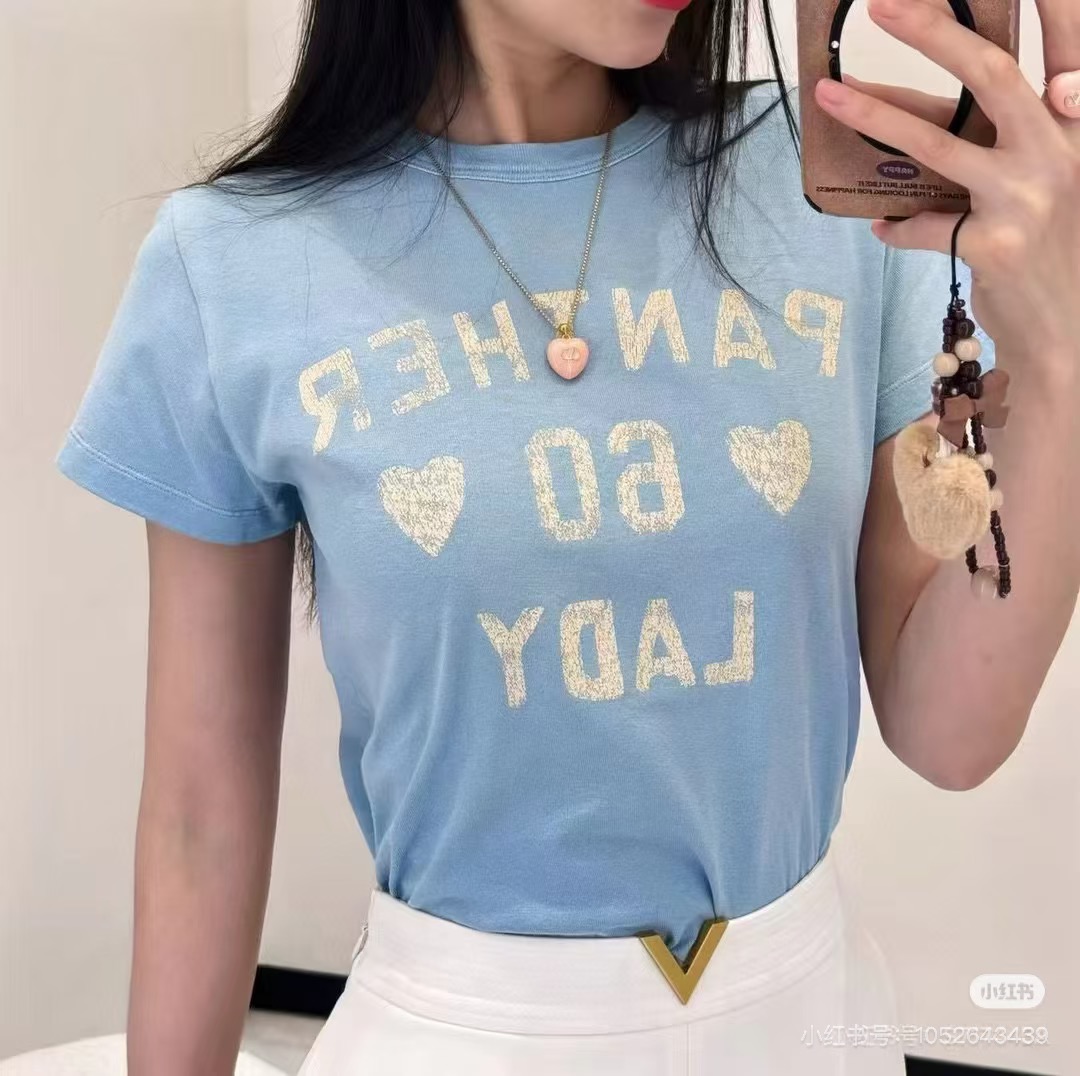 NO:760460,*26 New style short sleeves with contrasting letters. Made of imported virgin cotton. The upper body is versatile and easy to wear!  Exclusively customized imported yb raw cotton material, the shoulder H-shaped upper body is invincible and slimming ~ the contrasting letter logo design on the chest, front and back highlights the brand's high-end temperament, the vibrant summer color matching upper body is not obtrusive and super white ~ 1:1 awesome version, the latest item in early spring, look for the exclusive high version code number S M L,, T-shirt,19860909*26新款撞色字母短袖 进口原生全棉材质,上身百搭不挑人！独家定制进口yb原生全棉材质,正肩H版型上身无敌显瘦～胸前后背做撞色字母徽标设计,彰显品牌高级气质,活力满满的夏季配色上身不突兀超显白～1:1超赞版型,早春最新单品,认准独家高版本 码数S M L,,T-shirt,,Women's clothing