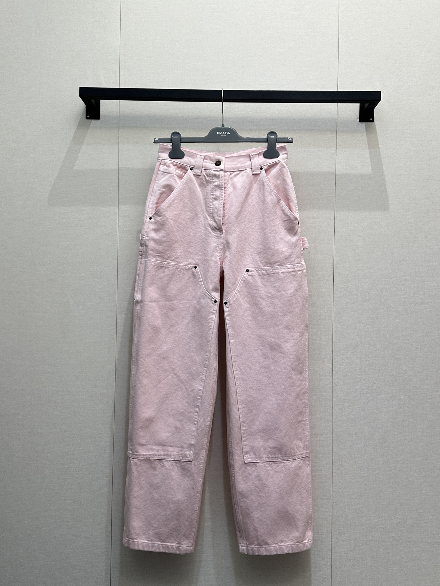 NO:755151,Pra*a26Ss new spring and summer denim overalls丨exclusively developed by yb!  High quality production!  It is very tough and wide, and has a completely different texture from our traditional fabrics. You need to test the color after washing, wash and stir-fry the color repeatedly, test the effect and color, the stiffness of the fabric, and the buttons are also old and distressed. The leather part is real cowhide, and the distressed effect is different for each piece, and the texture is unique. The details are comprehensive and perfect workmanship quality. Ready for sale S/M/L, Prada - Clothing, prada, prada, cowhide,19860909Pra*a26Ss春夏新款 牛仔工装裤丨独家yb开发！高版出品！很有韧性挺阔,跟我们传统面料是完全不同质感,洗水一样需要试色,反反复复洗水炒色,试效果试颜色,面料的硬挺度,纽扣也是旧旧的做旧效果.皮质部分为真牛皮,做旧效果呈现每块效果都不同,且纹路都是独一无二的.细节全面到位完美做工品质.现货发售 S/M/L,普拉达-服装,prada,prada,cowhide,,Women's clothing