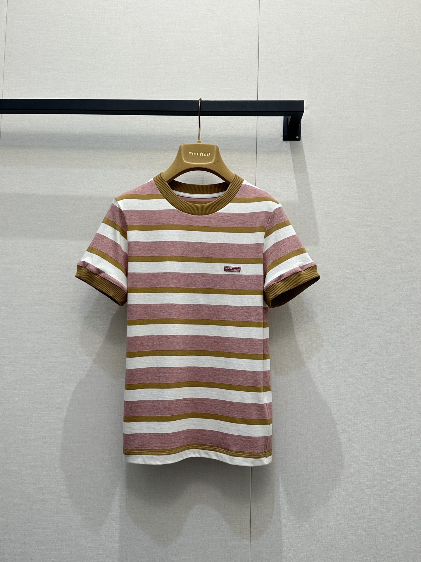 NO:760486,Miu* 26Ss spring and summer new style micro-label contrasting stripes and ribbed short sleeves丨Exclusively developed by yb!  Top quality production!  Perfect fusion of retro college style and modernity. The color is matched with yellow and white contrasting stripes, which is visually neat and white. The pure cotton fabric is comfortable and breathable, and the design modifies the shoulder line. It is smart and neat to wear alone, and layered inside to add layering. Freely switch between workplace and leisure scenes. Spot sale S/M/L large goods real shot, miumiu, T-shirt,19860909Miu* 26Ss春夏新款 微标撞色条纹拼接罗纹短袖丨独家yb开发！顶级高版出品！将复古学院风与现代感完美融合.色搭配黄白撞色条纹,视觉上利落又显白.纯棉面料舒适透气,设计修饰肩线,单穿干练利落,内搭叠穿更添层次,职场与休闲场景自由切换.现货发售S/M/L大货实拍,,miumiu,T-shirt,,Women's clothing
