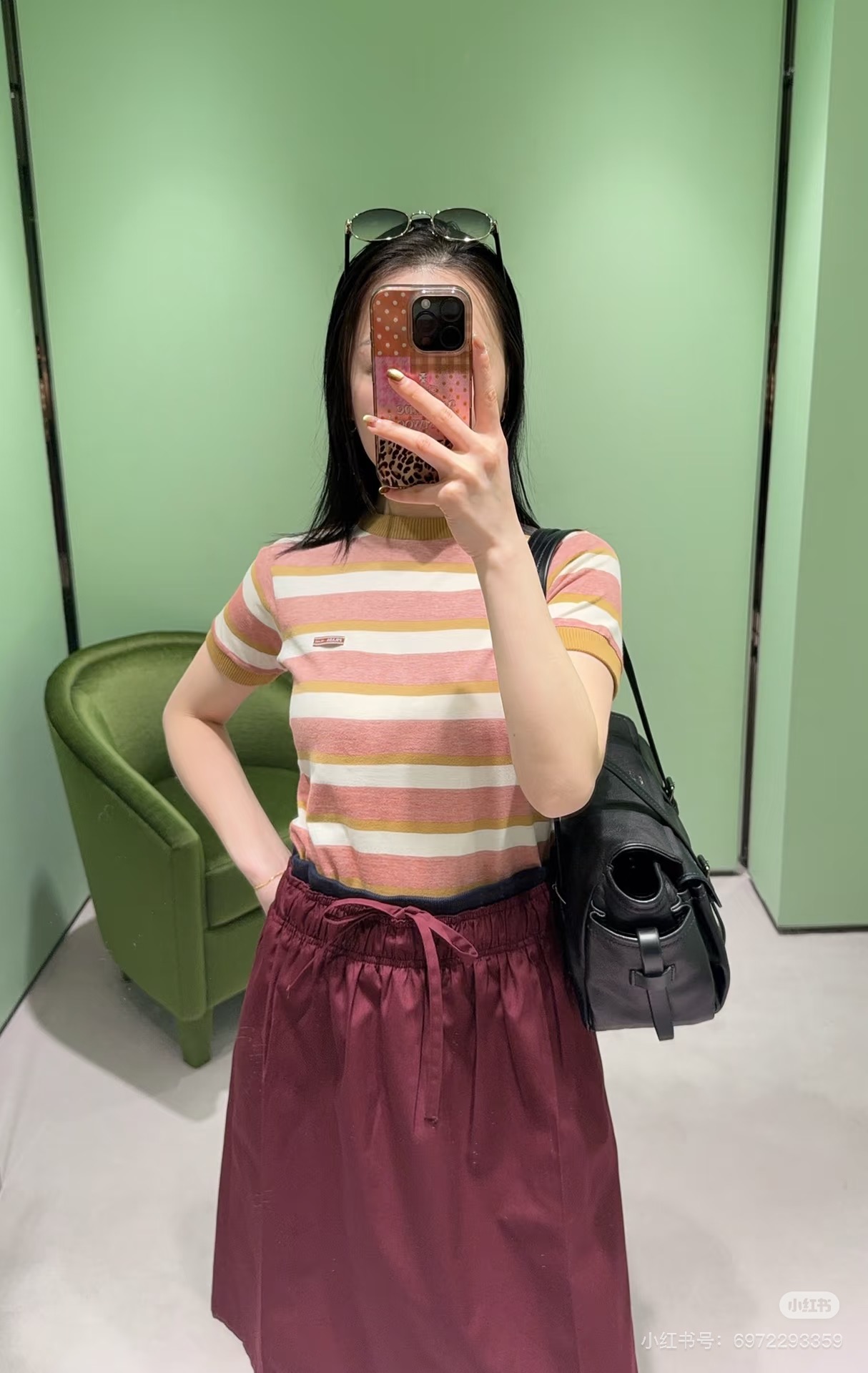 NO:760491,Miu* 26Ss spring and summer new style micro-label contrasting stripes and ribbed short sleeves丨Exclusively developed by yb!  Top quality production!  It perfectly combines the retro college style with modernity. The color is matched with yellow and white contrasting stripes, which is visually neat and white. The pure cotton fabric is comfortable and breathable, and the design modifies the shoulder line. It is smart and neat to wear alone, and layered inside to add layers. It can be freely switched between workplace and leisure scenes. Ready for sale S/M/L,, miumiu, T-shirt,19860909Miu* 26Ss春夏新款 微标撞色条纹拼接罗纹短袖丨独家yb开发！顶级高版出品！将复古学院风与现代感完美融合.色搭配黄白撞色条纹,视觉上利落又显白.纯棉面料舒适透气,设计修饰肩线,单穿干练利落,内搭叠穿更添层次,职场与休闲场景自由切换.现货发售S/M/L,,miumiu,T-shirt,,Women's clothing