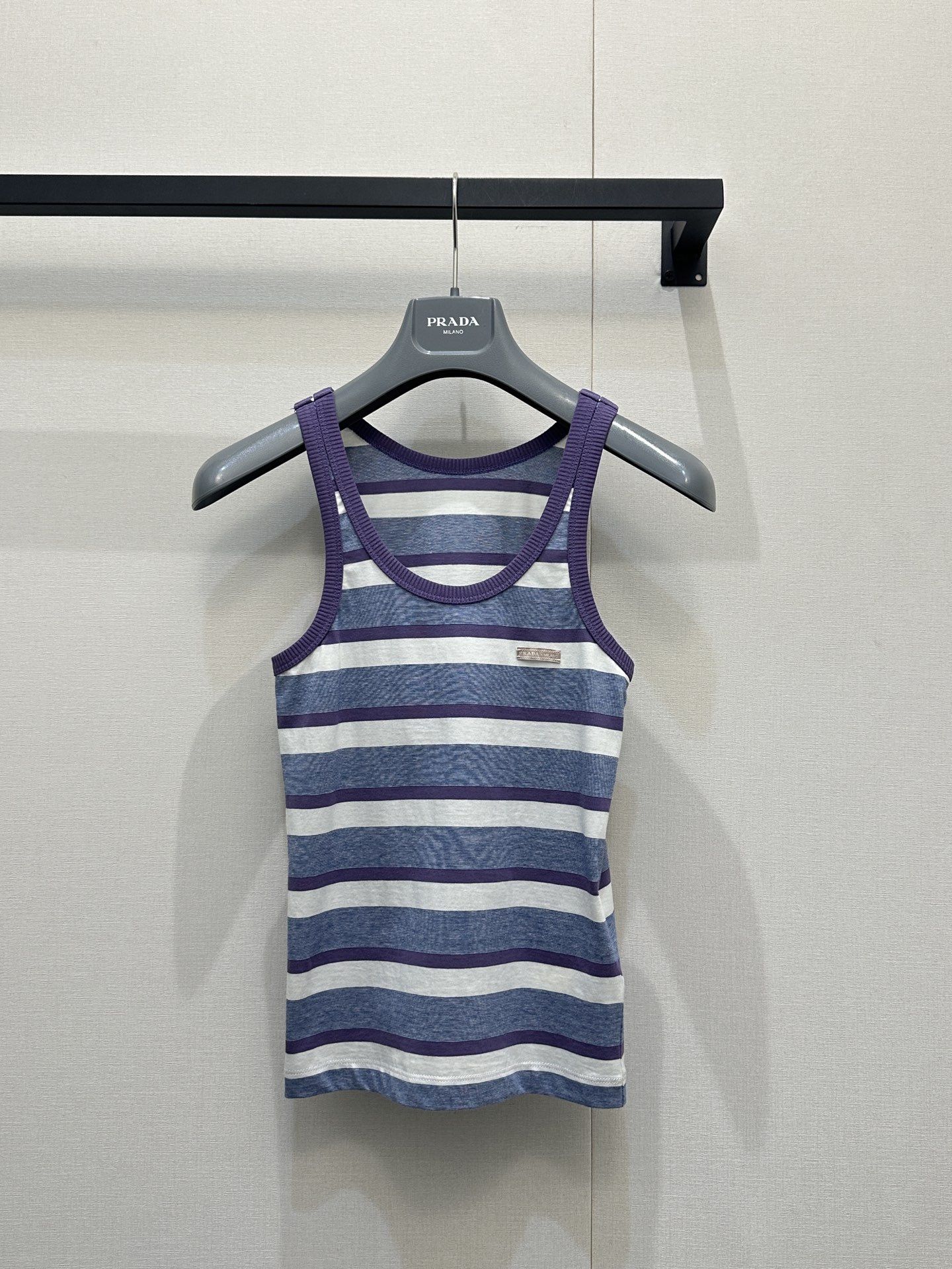 NO:755147,Prad* 26 new spring and summer style striped vest with purple, blue and white stripes design, simple and recognizable. Soft cotton fabric, close to the body and comfortable, perfect for spring and summer! U-shaped neckline + ribbed edges, perfect details, low-key logo on the chest to highlight the brand. It can be easily paired with jeans and skirts for daily life or vacation, casual and fashionable~ Size SMl, Prada-clothing, prada, prada, skirts, jeans,19860909Prad* 26春夏新款 条纹背心紫蓝白条纹设计,简约又有辨识度.柔软纯棉面料,贴身舒适,春夏穿超合适!U型领口+罗纹边,细节满分,胸前Logo低调彰显品牌感. 日常或度假都能轻松搭配牛仔裤,半裙,休闲又时髦~ 码数SMl,普拉达-服装,prada,prada,skirts,jeans,,Women's clothing