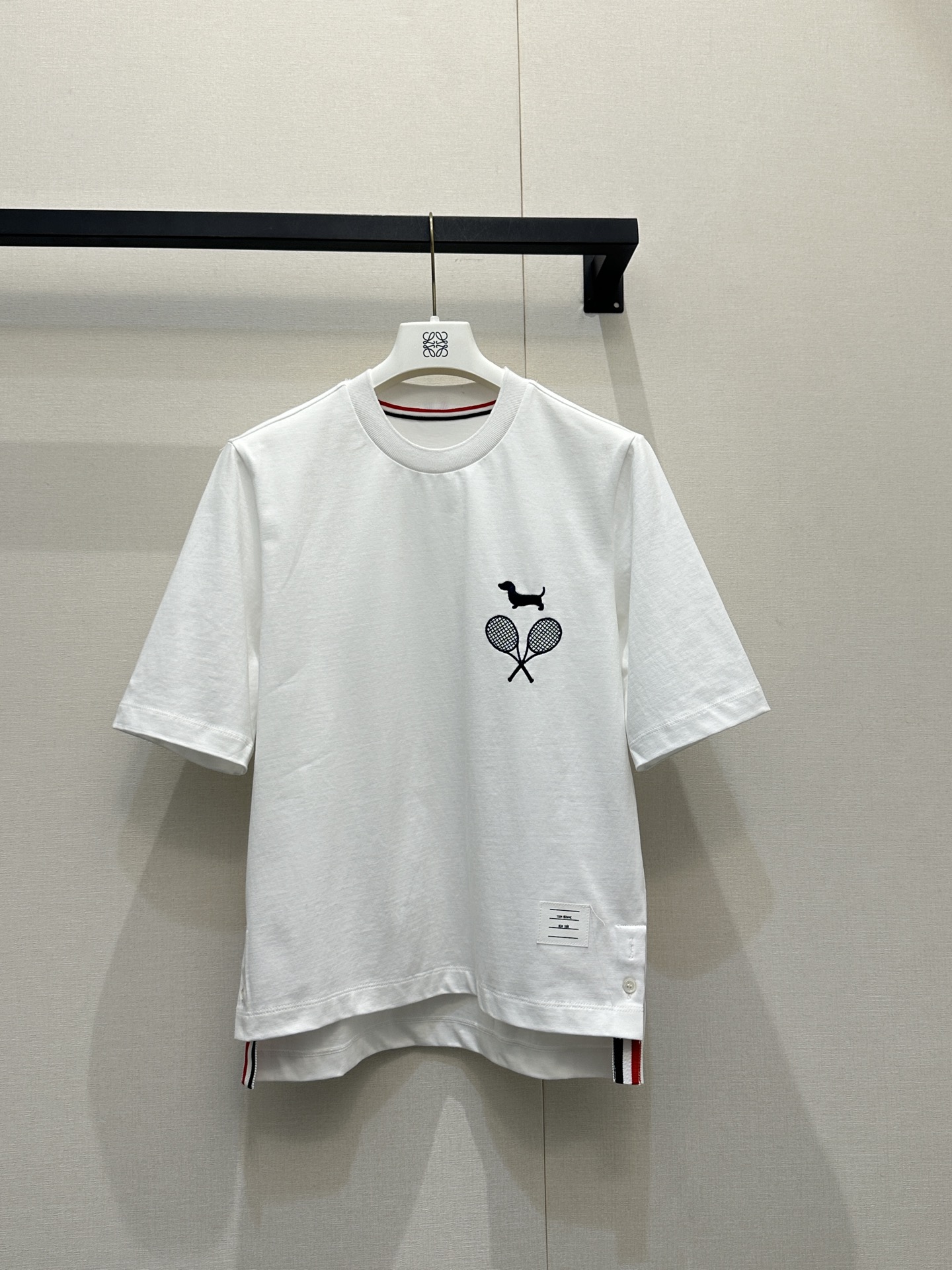 NO:760467,Thom Brow*e 26Ss new spring and summer classic short-sleeved top | Exclusive high-end version!  Top-notch skin-friendly feel and breathability. A must-have for elegance and wisdom in summer. The mid-sleeves are an expression of elegance and wisdom. Wear tb with Korean women. Atmosphere. Simple and classy, ​​yet decent and attractive. Available in stock. SML real shot of large quantities, T-shirt,19860909Thom Brow*e 26Ss春夏新款 经典短袖上衣丨独家高版出品！顶级亲肤感与透气性 夏日优雅高智必备 中袖是优雅智慧的表达 跟着韩女穿tb 氛围感 简单有品 不失得体耐看 现货发售 SML大货实拍,,T-shirt,,Women's clothing