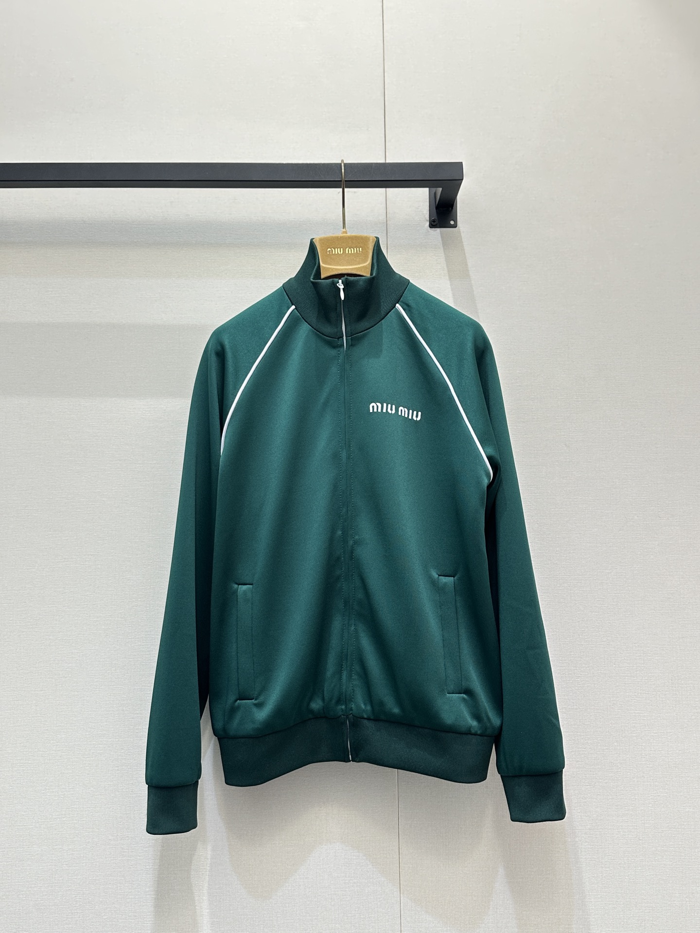 NO:760497,(Coat) This set of Miu Miu knitted jacket has a casual and sporty design, with a white drawstring, which is full of sportiness yet elegant. Soft knitted fabric, comfortable and close-fitting to wear, and the waist drawstring can be freely adjusted to easily show off the waistline. The white stripe embellishment enhances the visual layering, and is suitable for daily casual or street style! Miu Miu's classic and playful style is a must-have for girls with personality. Available now in S/M/L!  Actual shots of large products,,miumiu,jackets & coats,19860909（外套） 这套Miu Miu针织外套休闲运动风设计,搭配白色抽绳,运动感满满又不失优雅.柔软针织面料,穿着舒适贴身,腰部抽绳可自由调节,轻松展现腰线.白条边点缀,视觉层次感UP,日常休闲或街头风都很适合!Miu Miu经典俏皮风格,个性女孩必入现货发售S/M/L！大货实拍,,miumiu,jackets & coats,,Women's clothing