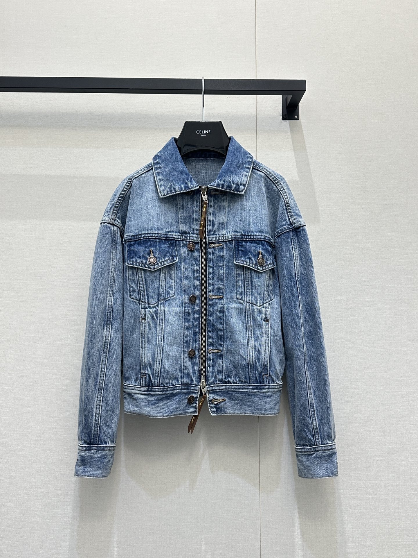 NO:760506,*26new leather brand double zipper waist denim jacket with heavy enzyme washing process, retro light blue upper body with a sense of atmosphere, back waist waist pleat technology and contrasting leather leather brand design, perfect details ~  Exclusively customized imported yb cotton material, double zipper pullers to make the brand letter logo pendant, hardware molding to customize the lettering logo details, slightly wide and short waisted version to modify the body line proportions, a perfect tool for commuting or leisure vacation ~ 1:1 awesome version, the latest item in early spring, look for the exclusive high version SML real shot of large goods, jackets & coats,19860909*26new皮牌双拉链束腰牛仔外套重工酵素洗水工艺,复古浅蓝色上身自带氛围感,后腰束腰褶皱工艺搭配撞色皮革皮牌设计,细节满分～ 独家定制进口yb棉材质,双拉链头做品牌字母徽标吊坠,五金开模定制刻字logo细节,微阔短款束腰版型上身修饰身线比例,通勤或休闲度假出片神器～1:1超赞版型,早春最新单品,认准独家高版本 SML大货实拍,,jackets & coats,,Women's clothing