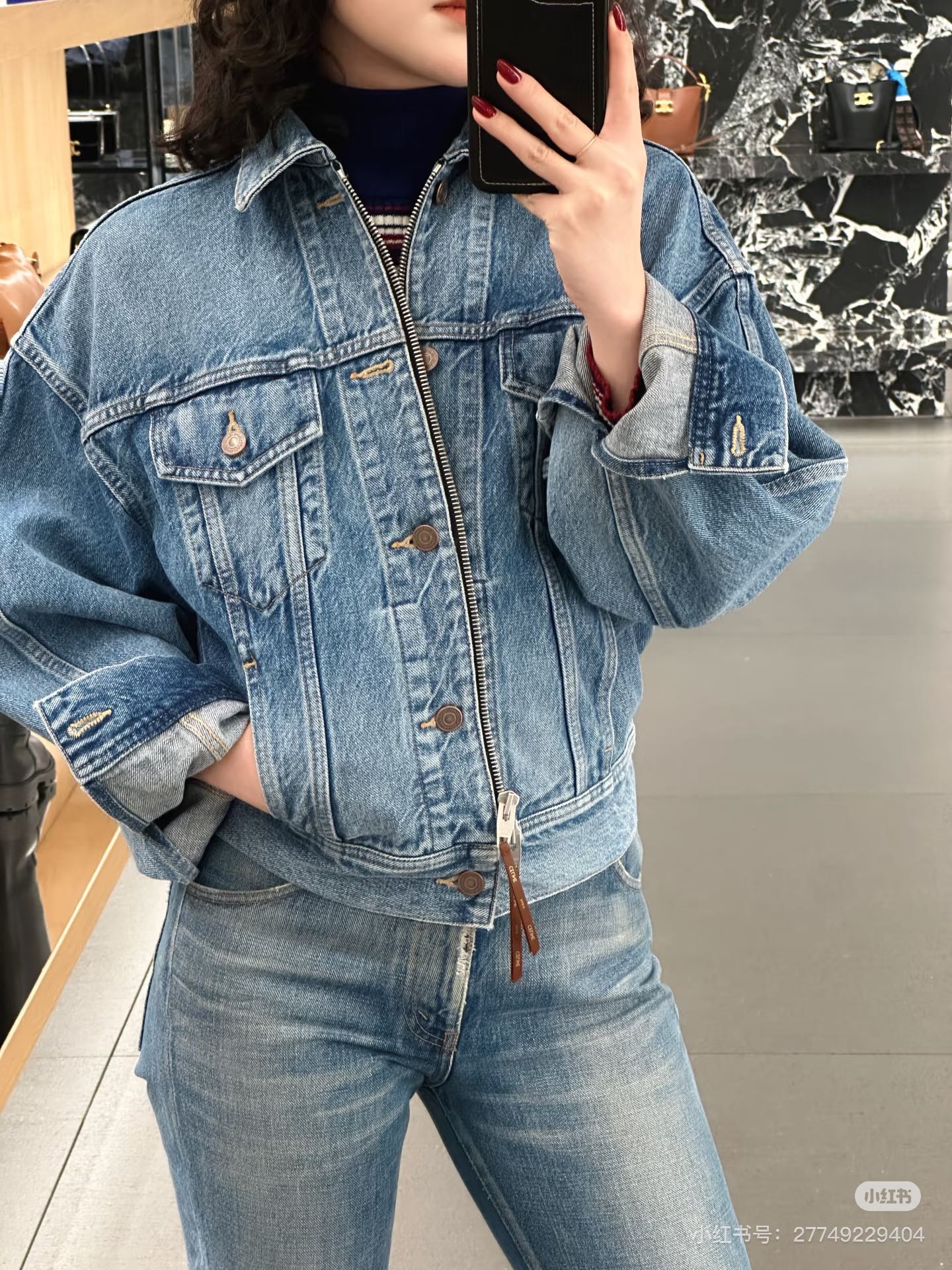 NO:760511,*26new leather brand double zipper waist denim jacket with heavy enzyme washing process, retro light blue upper body with a sense of atmosphere, back waist waist pleat technology and contrasting leather leather brand design, perfect details ~  Exclusively customized imported yb cotton material, double zipper pullers to make the brand letter logo pendant, hardware molding to customize the lettering logo details, slightly wide and short waisted version to modify the proportion of the upper body, perfect for commuting or leisure vacation ~ 1:1 awesome version, the latest item in early spring, look for the exclusive high version SML,, jackets & coats,19860909*26new皮牌双拉链束腰牛仔外套重工酵素洗水工艺,复古浅蓝色上身自带氛围感,后腰束腰褶皱工艺搭配撞色皮革皮牌设计,细节满分～ 独家定制进口yb棉材质,双拉链头做品牌字母徽标吊坠,五金开模定制刻字logo细节,微阔短款束腰版型上身修饰身线比例,通勤或休闲度假出片神器～1:1超赞版型,早春最新单品,认准独家高版本 SML,,jackets & coats,,Women's clothing