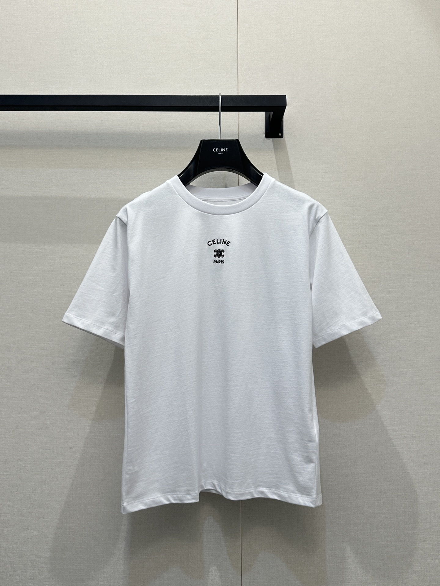 NO:760485,Celin* 26sS early spring new style Arc de Triomphe embroidered stretch short-sleeved T-shirt丨originally developed!  High quality production!  High-elastic pure cotton fabric, close to the body but not tight; soft but not collapsed, can be worn alone or layered in early spring to bring out neat lines; round neck short sleeves + exquisite Arc de Triomphe embroidery on the chest, details that highlight the brand control; slim and slightly elastic version, hiding the flesh and outline the sense of slenderness; minimalist texture blends into daily relaxation, black and white two-color suitable for all styles. Ready for sale S/M/L large goods real shot, celine, T-shirt, tees, t-shirt,19860909Celin* 26sS早春新款 凯旋门刺绣弹力短袖T恤丨原版开发！高版出品！高弹纯棉面料,贴身不紧绷；软而不塌,早春单穿/叠穿都能衬出利落线条；圆领短袖+胸口精致凯旋门刺绣,细节戳中品牌控；修身微弹版型,藏肉又能勾勒纤细感；极简质感揉进日常松弛感,黑白双色适配所有风格.现货发售S/M/L大货实拍,,celine,T-shirt,tees，t-shirt,,Women's clothing