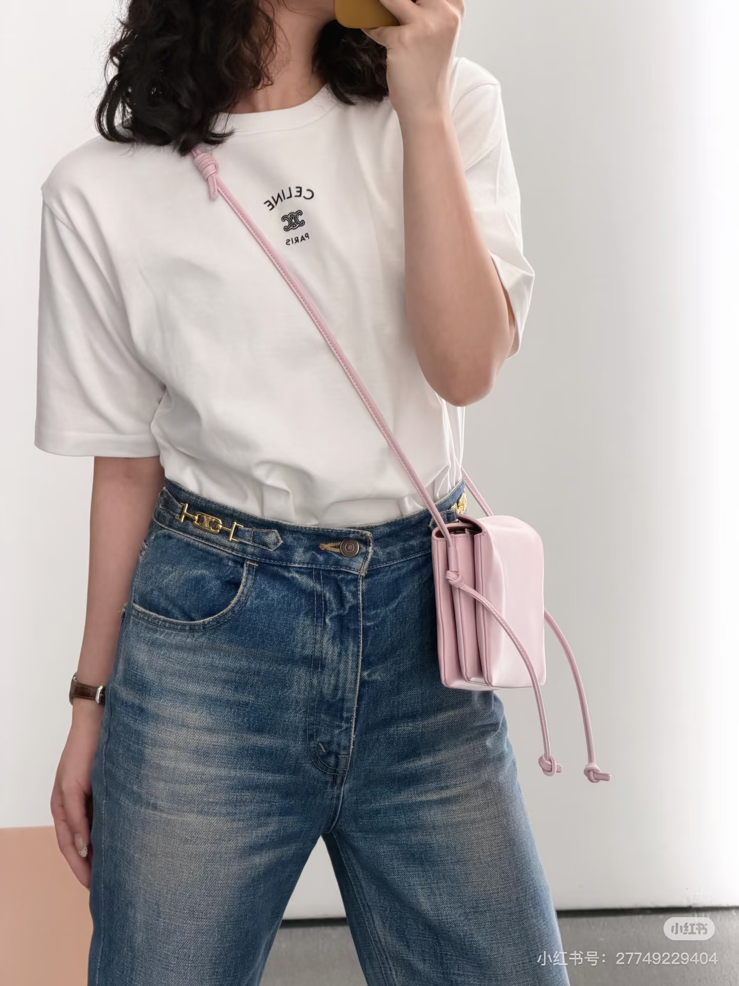 NO:760490,Celin* 26sS early spring new style Arc de Triomphe embroidered stretch short-sleeved T-shirt丨originally developed!  High quality production!  High-elastic pure cotton fabric, close to the body but not tight; soft but not slumped, can be worn alone or layered in early spring to create neat lines; round neck short sleeves + exquisite Arc de Triomphe embroidery on the chest, details that highlight the brand control; slim and slightly elastic version, hiding the flesh and outlining the sense of slenderness; minimalist texture blends into daily relaxation, black and white two-color suitable for all styles. Ready for sale S/M/L,,celine,T-shirt,tees,t-shirt,19860909Celin* 26sS早春新款 凯旋门刺绣弹力短袖T恤丨原版开发！高版出品！高弹纯棉面料,贴身不紧绷；软而不塌,早春单穿/叠穿都能衬出利落线条；圆领短袖+胸口精致凯旋门刺绣,细节戳中品牌控；修身微弹版型,藏肉又能勾勒纤细感；极简质感揉进日常松弛感,黑白双色适配所有风格.现货发售S/M/L,,celine,T-shirt,tees，t-shirt,,Women's clothing