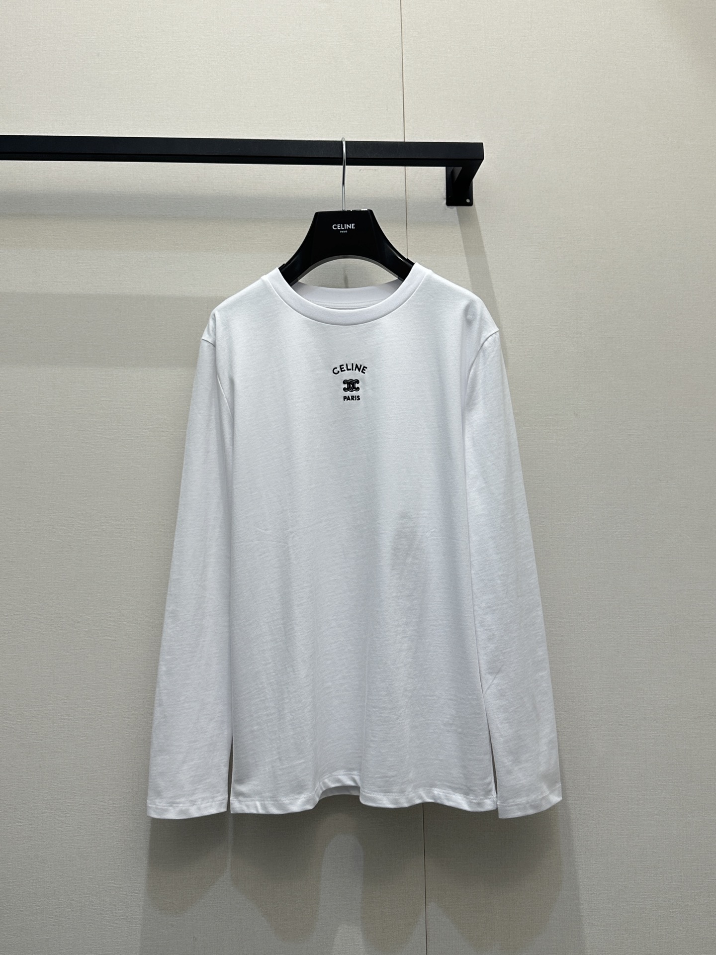 NO:760496,Celin* 26sS new early spring Arc de Triomphe embroidered stretch long-sleeved T-shirt丨originally developed!  High quality production!  High-elastic pure cotton fabric, close to the body but not tight; soft but not collapsed, can be worn alone or layered in early spring to bring out neat lines; round neck short sleeves + exquisite Arc de Triomphe embroidery on the chest, details that highlight the brand control; slim and slightly elastic version, hiding the flesh and outline the sense of slenderness; minimalist texture blends into daily relaxation, black and white two-color suitable for all styles. Ready for sale S/M/L large goods real shot, celine, T-shirt, tees, t-shirt,19860909Celin* 26sS早春新款 凯旋门刺绣弹力长袖T恤丨原版开发！高版出品！高弹纯棉面料,贴身不紧绷；软而不塌,早春单穿/叠穿都能衬出利落线条；圆领短袖+胸口精致凯旋门刺绣,细节戳中品牌控；修身微弹版型,藏肉又能勾勒纤细感；极简质感揉进日常松弛感,黑白双色适配所有风格.现货发售S/M/L大货实拍,,celine,T-shirt,tees，t-shirt,,Women's clothing