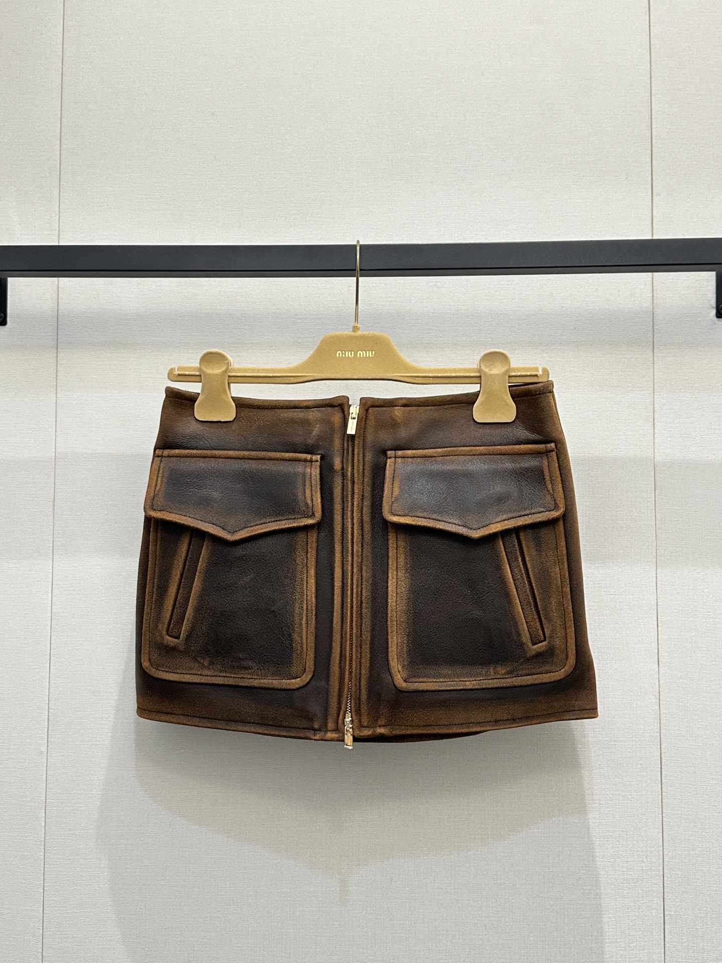 NO:761676,(Leather material cannot be washed, pleated or touched) *26new haute couture show series letter logo gloves, A-line short leather skirt, sweet and cool hot girl style can be easily achieved!  Three-dimensional cutting and slightly wide version, very tolerant to the body~ Exclusively customized imported yb suede sheepskin material, double zipper design for easy putting on and taking off, two large pockets on the front, three-dimensional and stylish upper body, classic three-dimensional letter logo embroidery pattern on the back waist, low-key luxury!  1:1 awesome version. The latest item in early spring. Look for the exclusive high version. SML real shots of large products, skirts, sheepskin, chamois leather, gloves,19860909（皮质材质不能洗水、不能压褶、不能碰） *26new高定秀款系列字母徽标手套A字短皮裙甜酷辣妹风轻松驾驭！立体裁剪微阔版型,对身材包容性极佳～ 独家定制进口yb麂皮羊皮材质,双拉链设计穿脱方便,正面两个大口袋设计,上身立体有型,后腰经典立体字母徽标刺绣图案,低调奢华绝绝子！1:1超赞版型 早春最新单品 认准独家高版本 SML大货实拍,,skirts,sheepskin,chamois leather,gloves,,Women's clothing