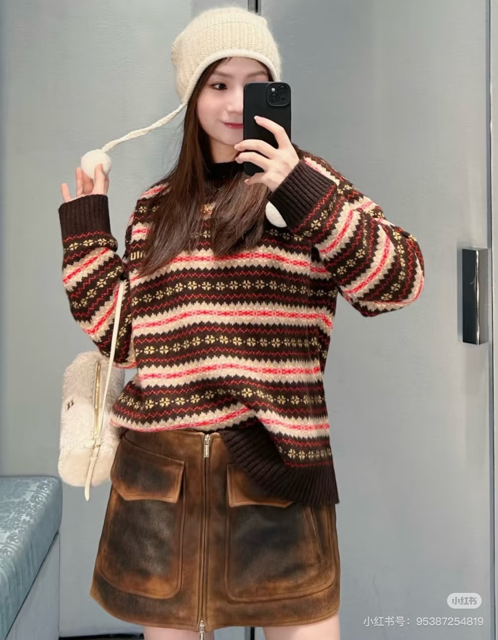 NO:761679,(Leather material cannot be washed, pleated or touched) *26new haute couture show series letter logo gloves, A-line short leather skirt, sweet and cool hot girl style can be easily achieved!  Three-dimensional cutting and slightly wide version, very tolerant to the body~ Exclusively customized imported yb suede sheepskin material, double zipper design for easy putting on and taking off, two large pockets on the front, three-dimensional and stylish upper body, classic three-dimensional letter logo embroidery pattern on the back waist, low-key luxury!  1:1 awesome version. The latest item in early spring. Look for the exclusive high version SML, skirts, sheepskin, chamois leather, gloves,19860909（皮质材质不能洗水、不能压褶、不能碰） *26new高定秀款系列字母徽标手套A字短皮裙甜酷辣妹风轻松驾驭！立体裁剪微阔版型,对身材包容性极佳～ 独家定制进口yb麂皮羊皮材质,双拉链设计穿脱方便,正面两个大口袋设计,上身立体有型,后腰经典立体字母徽标刺绣图案,低调奢华绝绝子！1:1超赞版型 早春最新单品 认准独家高版本 SML,,skirts,sheepskin,chamois leather,gloves,,Women's clothing