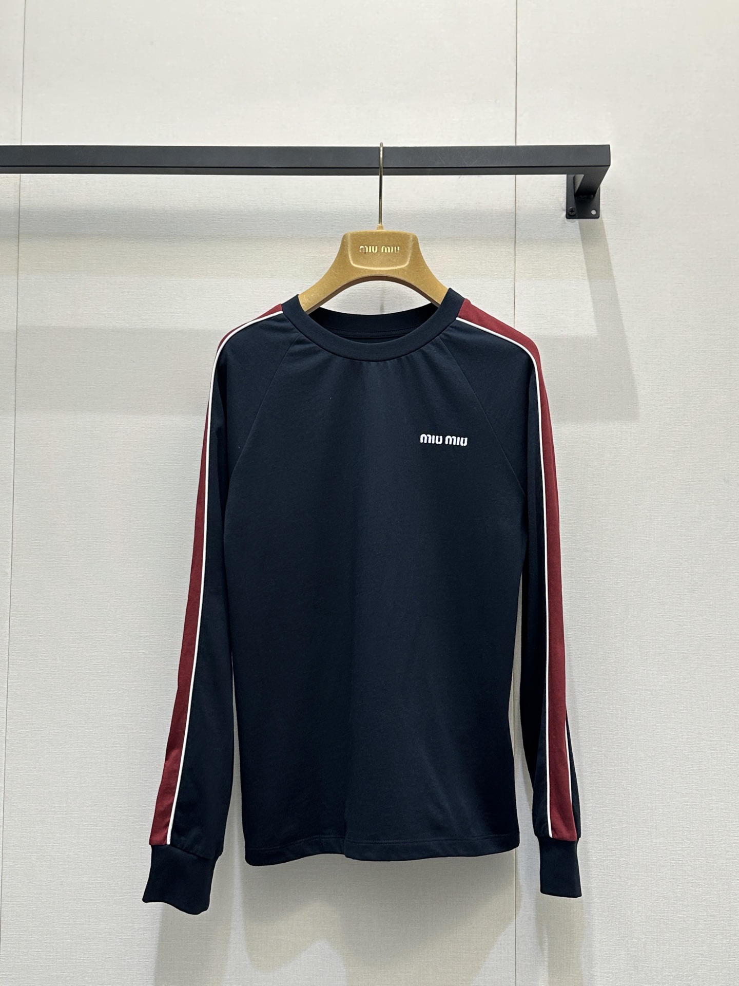 NO:761684,Miu* 26Ss early spring new style logo embroidered color matching round neck long-sleeved T-shirt丨Exclusively developed by yb!  Top quality production!  We select soft and breathable cotton fabrics, which are skin-friendly and comfortable. The simple contrasting color design has a retro atmosphere, and the exquisite embroidery is low-key to highlight the texture. The soft and skin-friendly fabrics are comfortable and easy to wear. It can easily adapt to various daily styles in early spring. It is versatile and attractive. Available in stock, S/M/L, large quantities, real shots,, miumiu, tees, t-shirt,19860909Miu* 26Ss早春新款 logo刺绣拼色圆领长袖T恤丨独家yb开发！顶级高版出品！甄选柔软透气的棉质面料,亲肤舒适,简约撞色设计自带复古氛围,精致刺绣低调彰显质感,柔软亲肤的面料舒适好穿,轻松适配早春各种日常造型,百搭又耐看.现货发售S/M/L大货实拍,,miumiu,tees，t-shirt,,Women's clothing