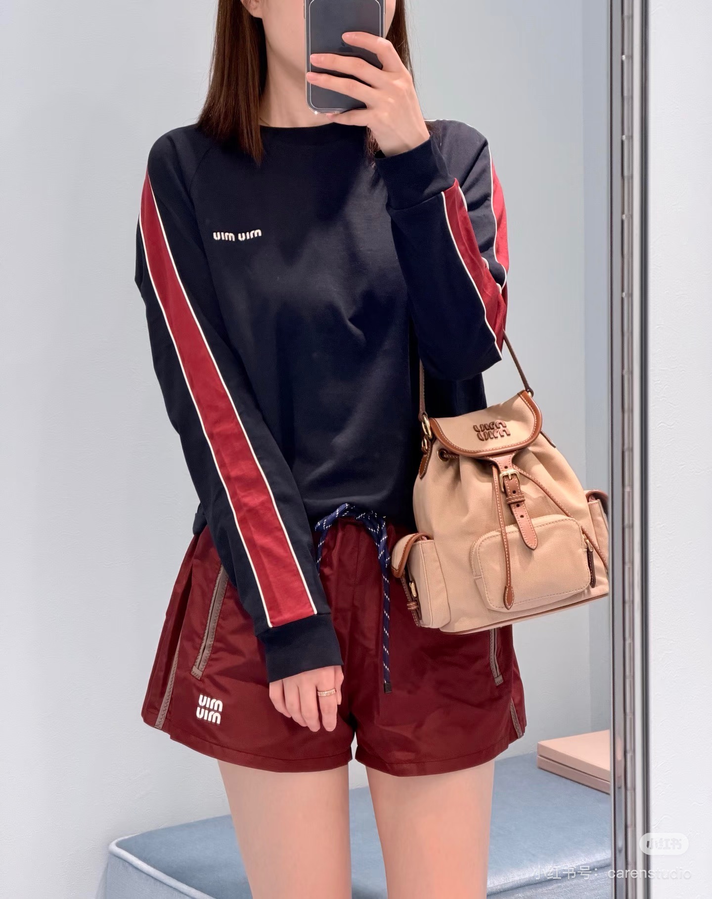 NO:761689,Miu* 26Ss early spring new style logo embroidered color matching round neck long-sleeved T-shirt丨Exclusively developed by yb!  Top quality production!  Select soft and breathable cotton fabrics, which are skin-friendly and comfortable. The simple contrasting color design has a retro atmosphere, and the exquisite embroidery is low-key to highlight the texture. The soft and skin-friendly fabrics are comfortable and easy to wear. It can easily adapt to various daily styles in early spring. It is versatile and attractive. Ready for sale S/M/L,, miumiu, tees, t-shirt,19860909Miu* 26Ss早春新款 logo刺绣拼色圆领长袖T恤丨独家yb开发！顶级高版出品！甄选柔软透气的棉质面料,亲肤舒适,简约撞色设计自带复古氛围,精致刺绣低调彰显质感,柔软亲肤的面料舒适好穿,轻松适配早春各种日常造型,百搭又耐看.现货发售S/M/L,,miumiu,tees，t-shirt,,Women's clothing