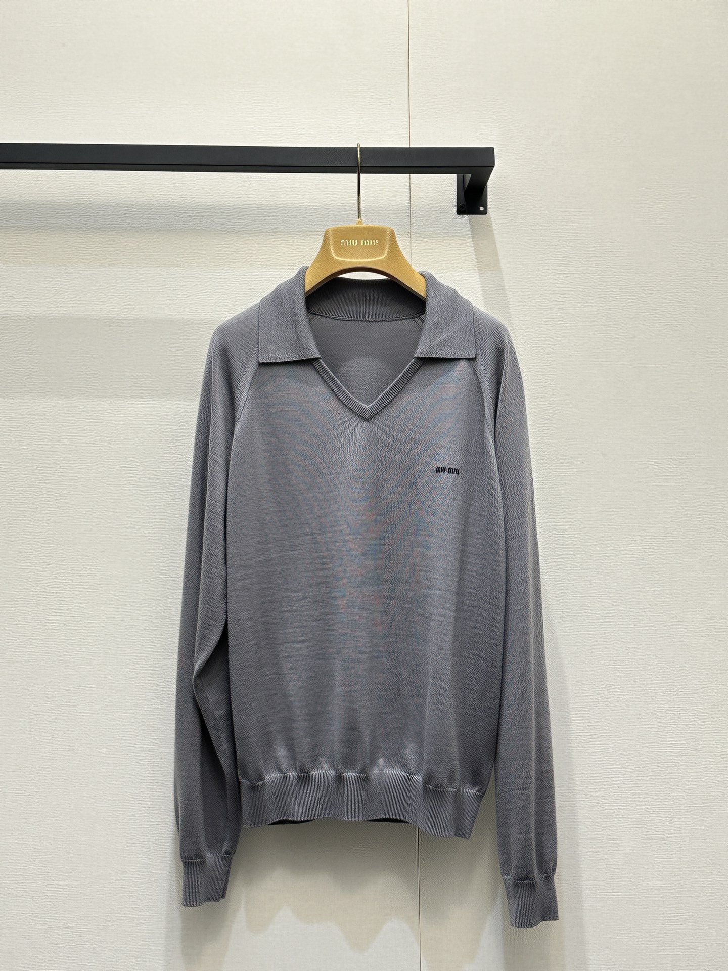 NO:761694,*26new logo letter lapel V-neck sweater has a loose fit upper body that modifies the body line proportions, and can be worn alone or layered yyds!  The age-reducing college atmosphere is full of unisex style, versatile and easy to match!  Exclusively customized imported yb sheep wool material, contrasting small letter logo embroidery on the chest, lapel V-neck style upper body to modify the slender neck, open mold custom electroplating hardware accessories, the texture is completely online~Versatile and not picky single item, universally matched with various outfits 1:1 awesome version, the latest item in early spring, look for the exclusive high version SML real shot of large goods,,sweaters,19860909*26new徽标字母翻领V领毛衣宽松版型上身修饰身线比例,单穿叠搭yyds！减龄学院气息十足男女同款百搭不挑人！ 独家定制进口yb绵羊毛材质,胸前撞色小字母徽标刺绣点缀,翻领V领版型上身修饰脖颈纤细,开模定制电镀五金配饰,质感完全在线～百搭不挑人单品,万能搭配各种穿搭1:1超赞版型,早春最新单品,认准独家高版本 SML大货实拍,,sweaters,,Women's clothing