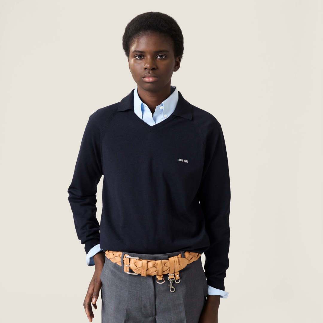 NO:761703,*26new logo letter lapel V-neck sweater has a loose fit upper body that modifies the body line proportions, and can be worn alone or layered yyds!  The age-reducing college atmosphere is full of unisex style, versatile and easy to match!  Exclusively customized imported yb sheep wool material, contrasting small letter logo embroidery on the chest, lapel V-neck version of the upper body to modify the slender neck, open mold custom electroplating hardware accessories, the texture is completely online ~ versatile and unscrupulous item, universally matched with various outfits 1:1 awesome version, the latest item in early spring, look out for the exclusive high version SML,,sweaters,19860909*26new徽标字母翻领V领毛衣宽松版型上身修饰身线比例,单穿叠搭yyds！减龄学院气息十足男女同款百搭不挑人！ 独家定制进口yb绵羊毛材质,胸前撞色小字母徽标刺绣点缀,翻领V领版型上身修饰脖颈纤细,开模定制电镀五金配饰,质感完全在线～百搭不挑人单品,万能搭配各种穿搭1:1超赞版型,早春最新单品,认准独家高版本 SML,,sweaters,,Women's clothing