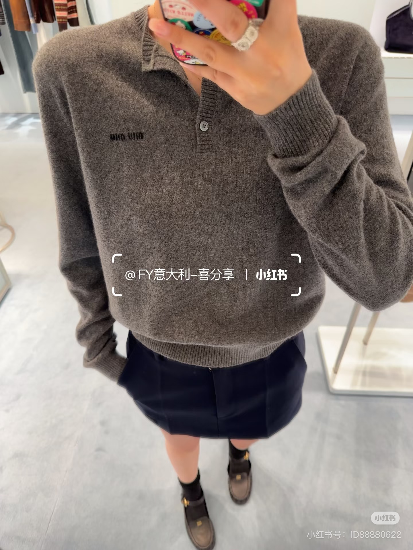 NO:761699,*26new logo letter lapel V-neck sweater has a loose fit upper body that modifies the body line proportions, and can be worn alone or layered yyds!  The age-reducing college atmosphere is full of unisex style, versatile and easy to match!  Exclusively customized imported yb sheep wool material, contrasting small letter logo embroidery on the chest, lapel V-neck version of the upper body to modify the slender neck, open mold custom electroplating hardware accessories, the texture is completely online ~ versatile and unscrupulous item, universally matched with various outfits 1:1 awesome version, the latest item in early spring, look out for the exclusive high version SML,,sweaters,19860909*26new徽标字母翻领V领毛衣宽松版型上身修饰身线比例,单穿叠搭yyds！减龄学院气息十足男女同款百搭不挑人！ 独家定制进口yb绵羊毛材质,胸前撞色小字母徽标刺绣点缀,翻领V领版型上身修饰脖颈纤细,开模定制电镀五金配饰,质感完全在线～百搭不挑人单品,万能搭配各种穿搭1:1超赞版型,早春最新单品,认准独家高版本 SML,,sweaters,,Women's clothing