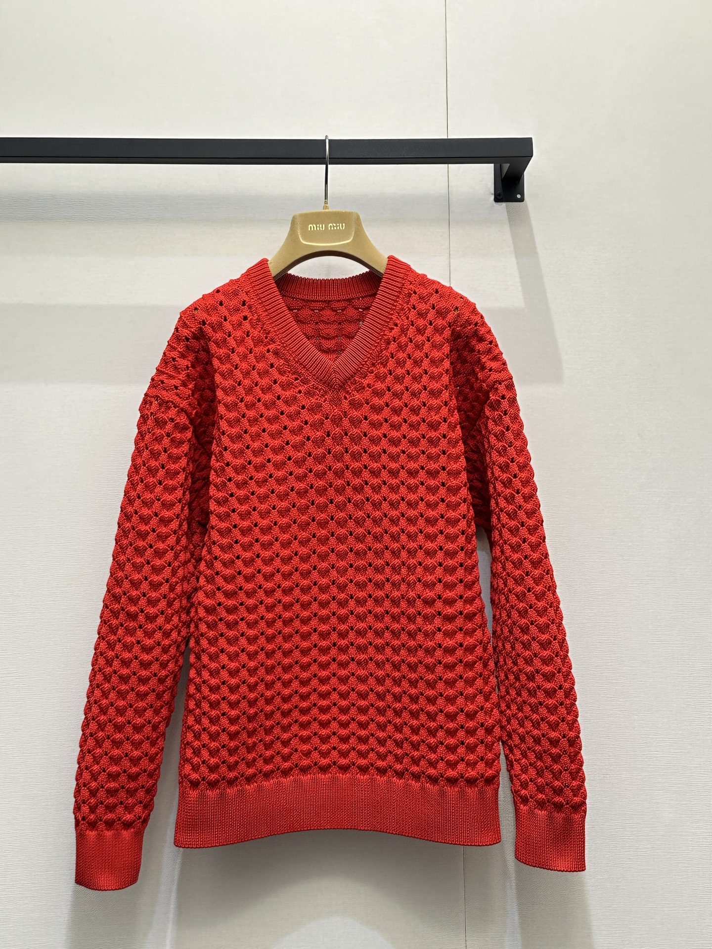 NO:761708,Miumiu 26new hollow geometric texture V-neck loose sweater retro college style is easy to get, the loose wide version is versatile and easy to wear on the upper body, it is great to wear alone or layered!  A must-have red color that’s perfect for the holidays!  Exclusively customized imported YB blended cotton knitted material, embellished with classic logo letter embroidery patterns on the back neckline, and the upper body is sweet and generous~ The layered style highlights the brand's unique fashion charm!  1:1 Awesome version, the latest single product in early autumn, look for the exclusive high version SML real shot of large goods,,miumiu,sweaters,19860909Miumiu 26new镂空几何纹理V领宽松毛衣复古学院减龄风格轻松get,宽松阔版版型上身百搭不挑人,单穿叠搭都超赞！超适合节假日的正红色必入！独家定制进口yb混纺棉针织材质,后领口经典徽标字母刺绣图案点缀,上身甜美大方～叠穿风格彰显品牌独有的时尚魅力！1:1超赞版型,早秋最新单品,认准独家高版本 SML大货实拍,,miumiu,sweaters,,Women's clothing