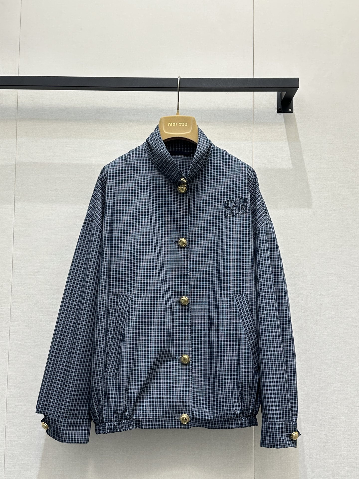 NO:761713,(Coat) *26new The texture of the plaid jacket with patch embroidered letters and gold buttons is delicate, crisp and stylish, the patch embroidery process is exquisite, and the metal snaps are full of luster. Every detail shows the spirit of ingenuity!  Exclusively customized imported YB cotton material, with positioned plaid appliqué and embroidered letter pattern on the chest, highlighting the brand's unique high-end luxury charm. Commuting or going out on the street every day, you can easily show your unique charm of elegance and personality, becoming a walking fashion model!  1:1 Awesome version, the latest items in early spring, look out for the exclusive high version, in stock, SML bulk real shots, jackets & coats,19860909（外套）*26new贴布绣字母金扣格纹外套面料肌理细腻且挺括有型,贴布绣工艺精致考究,金属按扣光泽感十足,每一处细节都彰显匠心精神！ 独家定制进口yb棉材质,胸前定位格纹贴布绣字母图案,彰显品牌独有的高级奢华魅力,通勤或日常出街,都能让你轻松展现优雅与个性并存的独特魅力,成为行走的时尚范本！1:1超赞版型,早春最新单品,认准独家高版本 现货 SML大货实拍,,jackets & coats,,Women's clothing