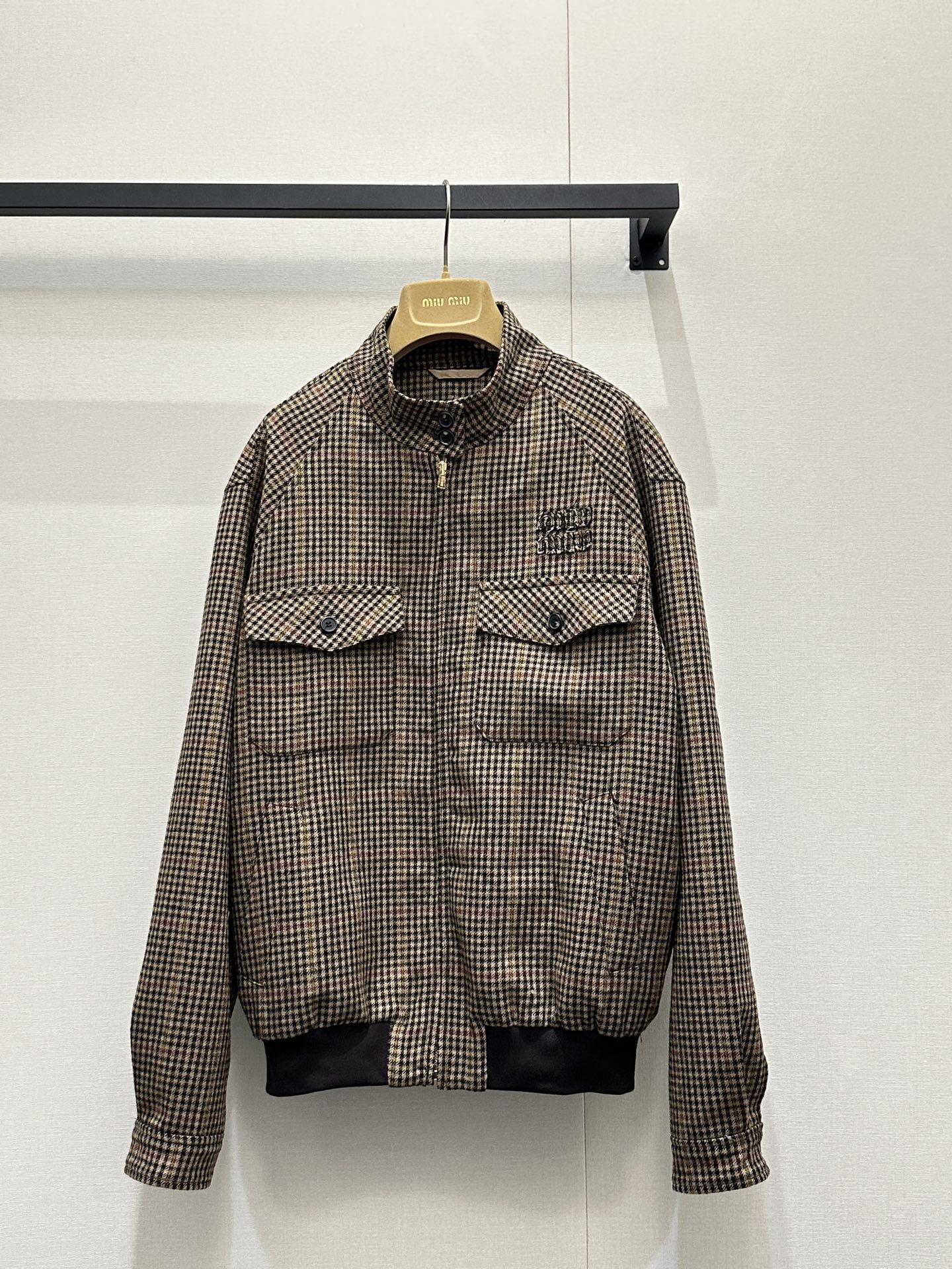 NO:761720,Jacket MiuMi* 26 new style houndstooth pattern wool casual jacket coat skirt suit | Exclusively developed by yb!  Top quality production!  Selected wool fabrics are wrapped in the gentleness of autumn and winter, and the classic houndstooth pattern is laid out in caramel brown tones, unlocking the dual charm of retro and sweet cool. The loose-fitting jacket has a stand-up collar + double patch pocket design, which is casually full; the same-check pattern skirt is short-cut to outline neat lines, and can be worn alone and layered  You can wear it with ease. When the sweet girl gene of Miu girl collides with retro houndstooth, it is an eye-catching formula for autumn and winter. This set is directly welded into the outfit list~ Ready stock S/M/L large goods real shot, miumiu, skirts, jackets  & coats,jackets & coats,19860909外套MiuMi* 26新款 千鸟格图案羊毛休闲夹克外套半身裙套装丨独家yb开发！顶级高版出品！精选羊毛面料裹挟着秋冬的温柔,经典千鸟格纹以焦糖棕调铺陈,解锁复古与甜酷的双重魅力.宽松廓形的夹克外套做了立领+双贴袋设计,随性拉满；同格纹半身裙以短款剪裁勾勒利落线条,单穿叠搭都能拿捏松弛感.当Miu系少女的甜妹基因碰撞复古千鸟格,秋冬出街的吸睛公式,这套直接焊死在穿搭清单里～现货发售S/M/L大货实拍,,miumiu,skirts,jackets & coats,jackets & coats,,Women's clothing