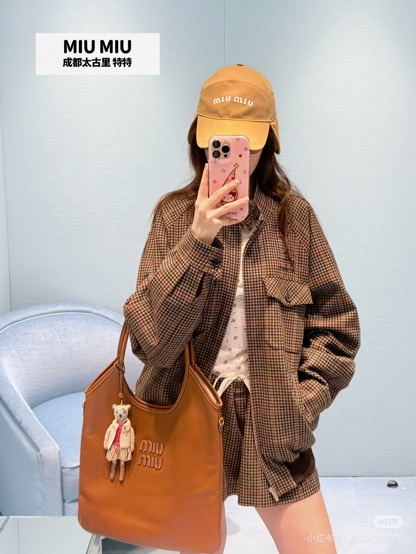 NO:761680,Jacket MiuMi* 26 new style houndstooth pattern wool casual jacket coat skirt suit | Exclusively developed by yb!  Top quality production!  Selected wool fabrics envelop the gentleness of autumn and winter, and the classic houndstooth pattern is laid out in caramel brown tones, unlocking the dual charm of retro and sweet cool. The loose-fitting jacket has a stand-up collar + double patch pocket design, which is casually full; the plaid skirt is short-cut to outline neat lines, single  You can create a sense of relaxation by layering and layering. When the sweet girl genes of Miu girls collide with retro houndstooth, it is an eye-catching formula for autumn and winter. This set is directly welded into the outfit list~ Ready for sale S/M/L,, miumiu, skirts, jackets  & coats,jackets & coats,19860909外套MiuMi* 26新款 千鸟格图案羊毛休闲夹克外套半身裙套装丨独家yb开发！顶级高版出品！精选羊毛面料裹挟着秋冬的温柔,经典千鸟格纹以焦糖棕调铺陈,解锁复古与甜酷的双重魅力.宽松廓形的夹克外套做了立领+双贴袋设计,随性拉满；同格纹半身裙以短款剪裁勾勒利落线条,单穿叠搭都能拿捏松弛感.当Miu系少女的甜妹基因碰撞复古千鸟格,秋冬出街的吸睛公式,这套直接焊死在穿搭清单里～现货发售S/M/L,,miumiu,skirts,jackets & coats,jackets & coats,,Women's clothing