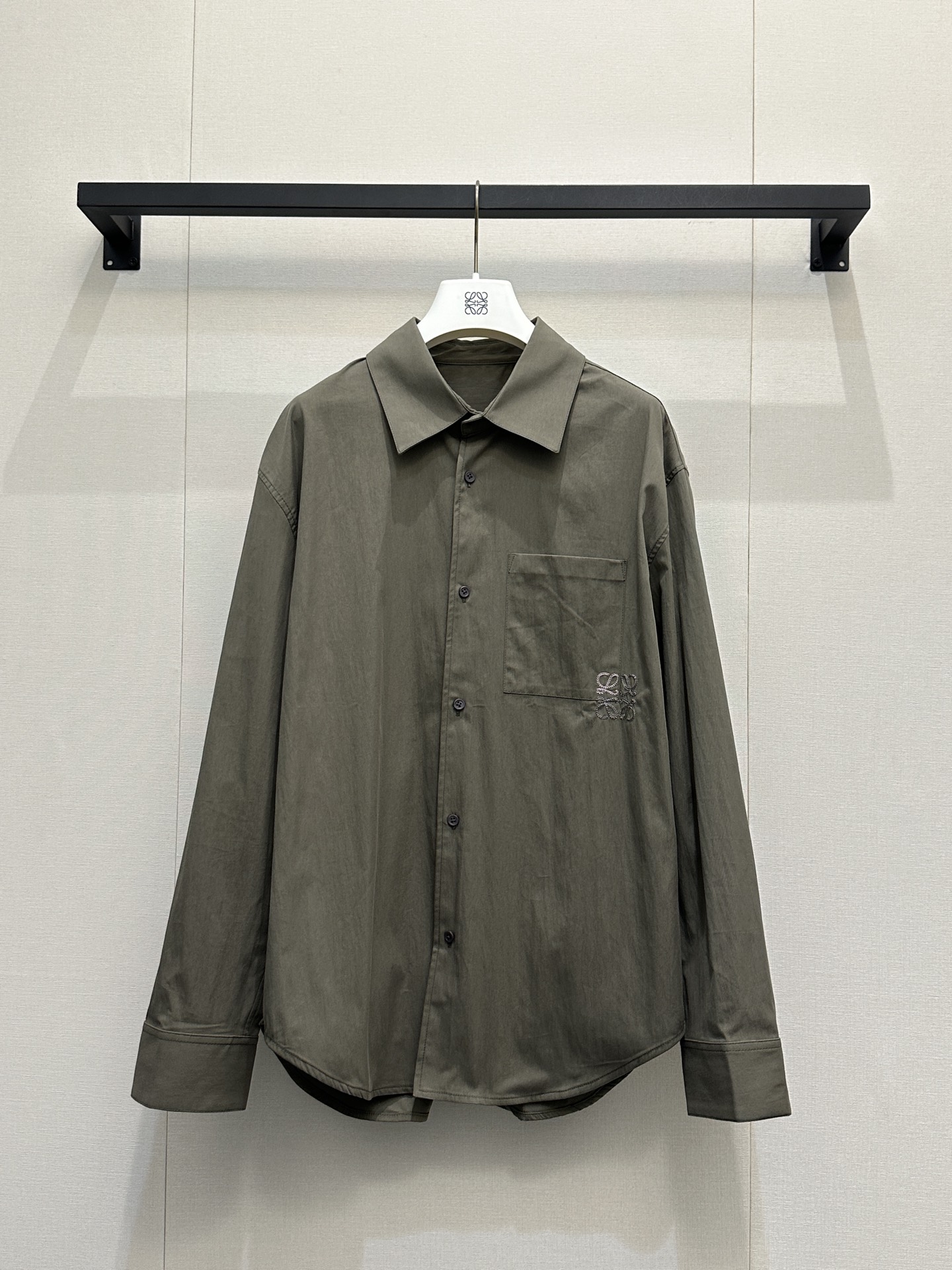 NO:762533,*26new contrasting logo embroidered lapel shirt with pink and green logo embroidered pattern on the chest. It is high-end and exquisite and is too eye-friendly. The fan-shaped loose version at the hem is very tolerant to the body ~ Exclusively customized imported yb cotton material, logo embroidered pattern on the chest, three-dimensional cut loose version design, easy and stress-free for men and women to wear the same style!  Take care of the little details!  It’s a very good style to wear alone or outside. 1:1 Awesome fit. The latest items in early spring. Look for the exclusive high version. SML’s real shots of large quantities, shirts,19860909*26new撞色徽标刺绣翻领衬衫胸前粉绿配色logo刺绣图案点缀,高级又精致对眼睛太友好了,下摆扇形宽松版型,对身材包容度超赞～ 独家定制进口yb棉材质,胸前徽标logo刺绣图案,立体剪裁宽松版型设计,男女同款轻松无压力！小细节拿捏住啦！单穿外搭都是非常不错的款式1:1超赞版型 早春最新单品 认准独家高版本 SML大货实拍,,shirts,,Women's clothing