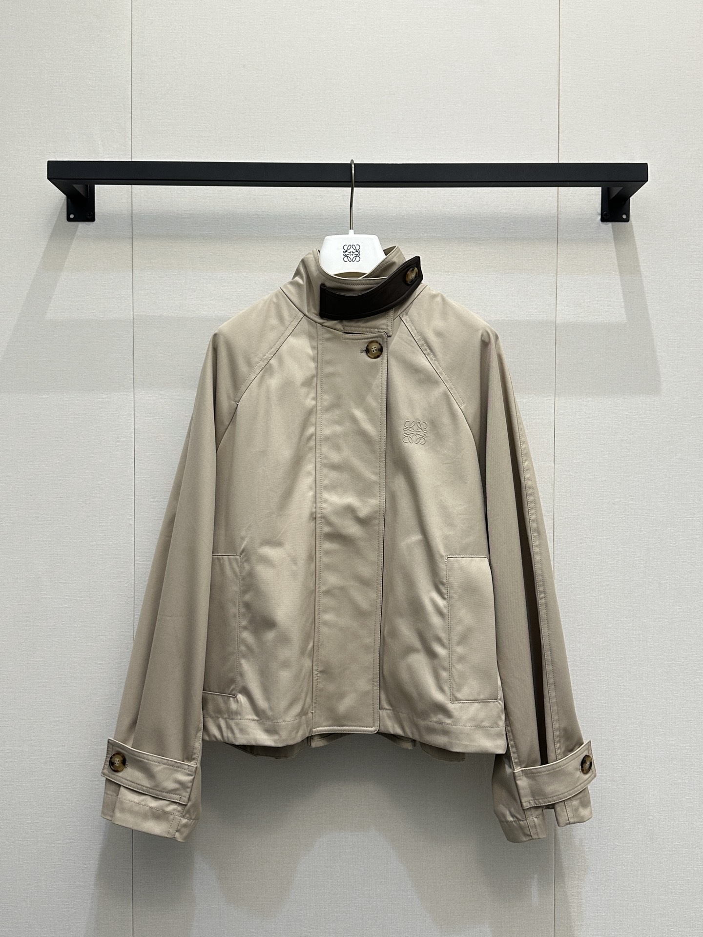 NO:762527,(Coat) *26new Contrast color belt khaki windbreaker reshapes the commuter wardrobe with iconic deconstructed aesthetics. Made of crisp cotton fabric and embellished with dark brown leather belts, it shows a sense of flow when walking irregularly ~ Exclusively customized imported yb mulberry silk cotton blend material, minimalist color matching and neat tailoring have both a relaxed and high-end feel, suitable for a variety of styles. It is the core item to create a minimalist atmosphere in early spring!  1:1 Awesome version, the latest spring and summer items, look for exclusive high-end versions, ready-made SML products, real shots, jackets & coats,19860909（外套）*26new撞色皮带卡其色风衣以标志性解构美学重塑通勤衣橱.挺括棉质面料打造 搭配深棕皮革带点缀,不规则行走间尽显流动感～ 独家定制进口yb桑蚕丝棉混纺材质,极简配色与利落剪裁兼具松弛感与高级感,适配多种风格 是早春打造极简氛围感的核心单品！1:1超赞版型,春夏最新单品,认准独家高版本 现货 SML大货实拍,,jackets & coats,,Women's clothing