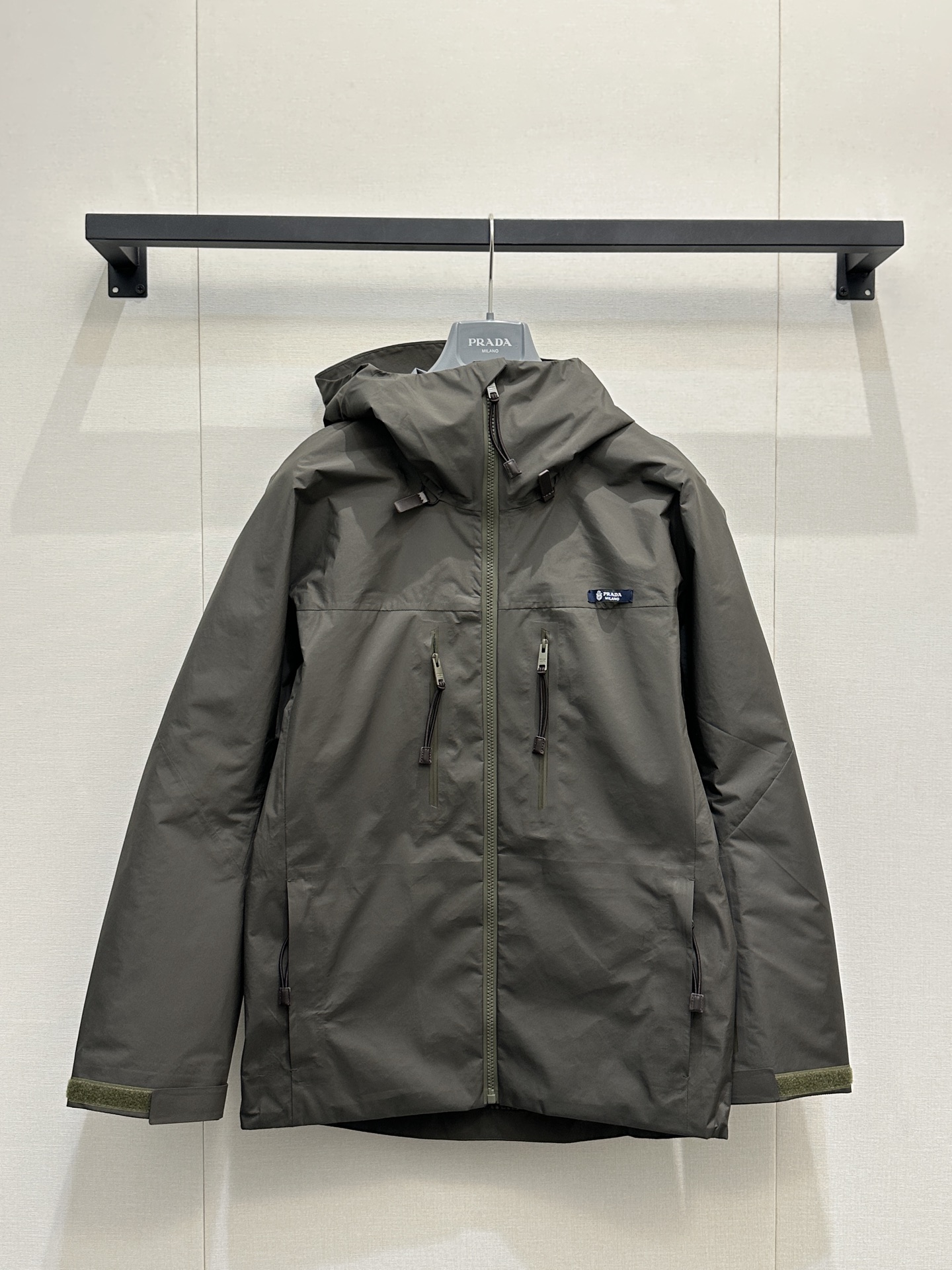 NO:762539,*26new Logo letter multifunctional hooded jacket is made of nylon material with silky luster. The upper body is crisp and stylish. Simple matching can add a sense of layering to the look ~ the same version for men and women is the best!  Exclusively customized imported yb nylon material, accessories and accessories are made with brand steel stamping and engraving technology, and the brand logo is embellished on the chest, highlighting the brand's unique low-key luxury style. It can be easily matched for daily commuting or going out to create a relaxed feeling!  The loose fit does not matter your body shape, the 1:1 awesome fit, the latest items for early spring, look out for the exclusive high version, SML real shots of large products, jackets & coats, hats,19860909*26new徽标字母多功能连帽冲锋衣外套自带丝绸光泽感的尼龙材质,上身挺括有型,简意搭配都能增添造型层次感～男女同款版型绝绝子！ 独家定制进口yb尼龙材质,辅料配饰细节做品牌钢印刻字工艺,胸前以品牌徽标章仔点缀,彰显品牌独有的低调奢华风范,日常通勤或外出都是轻松搭配出穿搭松弛感！宽松版型不挑身材1:1超赞版型 早春最新单品 认准独家高版本 SML大货实拍,,jackets & coats,hats,,Women's clothing