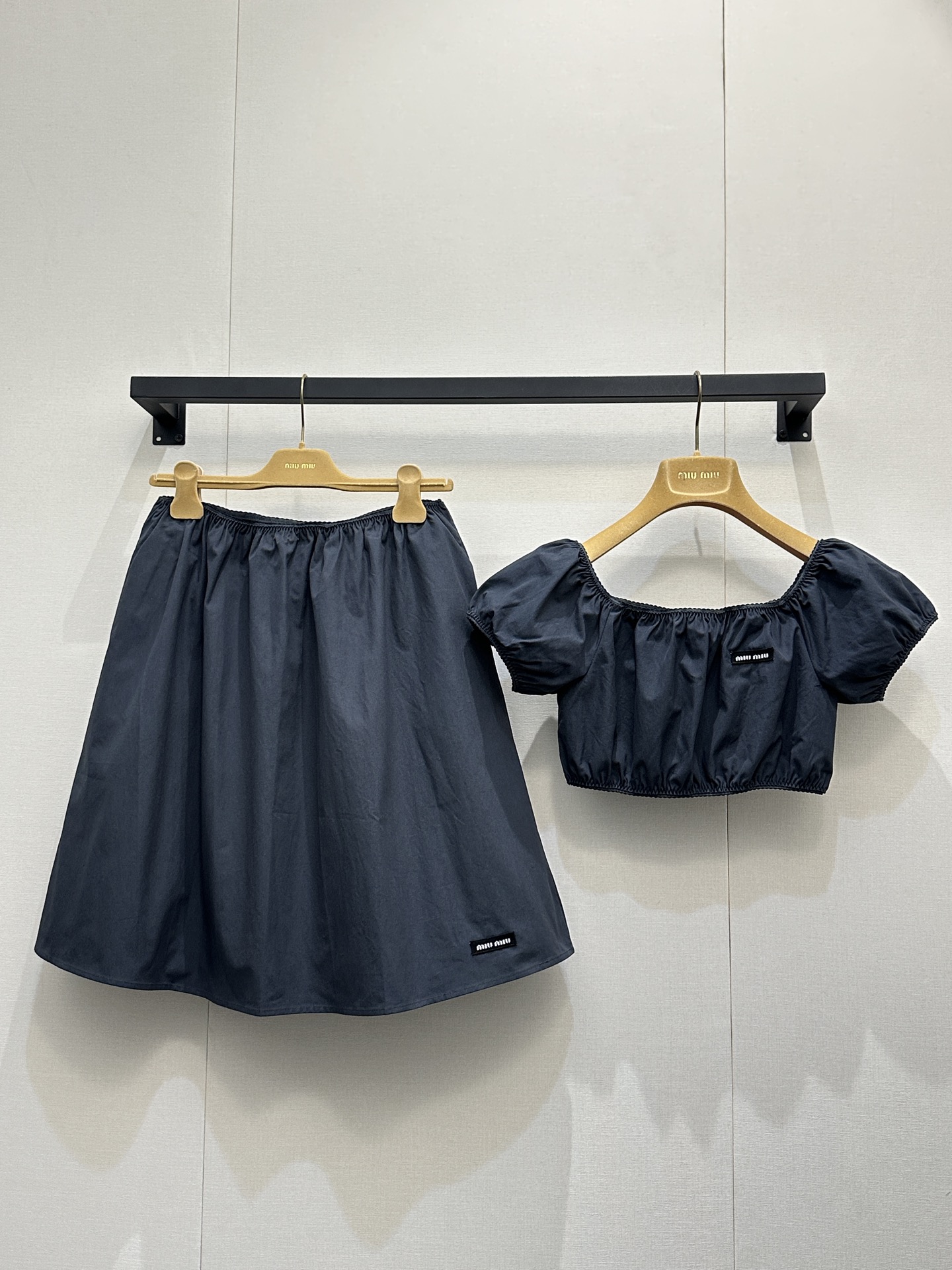 NO:762525,(Skirt) Miu Miu navy blue puff sleeve short top is a highly recognizable design element of the brand's iconic 'miu style sweet and spicy style. Square collar + puff sleeves + short waist-exposing cut, which is both retro and sweet, and can optimize body proportions and highlight the waistline. Made of glossy cotton  The neckline, cuffs and hem are all elasticated and gathered, and the edges are decorated with delicate lace, giving the overall a sense of sophistication. It has a typical girly sweet and spicy style. Pair it with a high-waisted skirt or shorts or trousers from the same series to create a youthful and youthful summer look. SML. Recommend a set to buy in real quantities, miumiu, skirts, shorts,19860909（半裙） Miu Miu藏青色泡泡袖短款上衣,属于品牌标志性的“miu系甜辣风 辨识度极高的设计元素.方领+泡泡袖+短款露腰剪裁,既复古甜美又能优化身材比例,凸显腰线.采用带有光泽感的棉质 领口、袖口及下摆均做了松紧收褶处理,边缘带有细腻的花边装饰,整体精致感十足.典型的少女感甜辣风,搭配同系列高腰半身裙或短裤,长裤 打造元气减龄的夏日造型.SML.推荐一套入手大货实拍,,miumiu,skirts,shorts,,Women's clothing