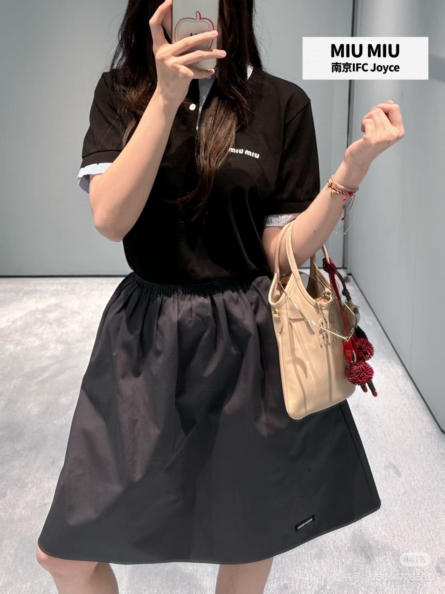 NO:762528,(Skirt) Miu Miu navy blue puff sleeve short top is a highly recognizable design element of the brand's iconic 'miu style sweet and spicy style. Square collar + puff sleeves + short waist-exposing cut, which is both retro and sweet, and can optimize body proportions and highlight the waistline. Made of glossy cotton  The neckline, cuffs and hem are all elasticated and pleated, and the edges are decorated with delicate lace, giving the overall a sense of sophistication. It has a typical girlish sweet and spicy style. Pair it with a high-waisted skirt or shorts or trousers of the same series to create a vigorous and age-reducing summer look. SML. Recommend a set, miumiu, skirts, shorts,19860909（半裙） Miu Miu藏青色泡泡袖短款上衣,属于品牌标志性的“miu系甜辣风 辨识度极高的设计元素.方领+泡泡袖+短款露腰剪裁,既复古甜美又能优化身材比例,凸显腰线.采用带有光泽感的棉质 领口、袖口及下摆均做了松紧收褶处理,边缘带有细腻的花边装饰,整体精致感十足.典型的少女感甜辣风,搭配同系列高腰半身裙或短裤,长裤 打造元气减龄的夏日造型.SML.推荐一套入手,,miumiu,skirts,shorts,,Women's clothing