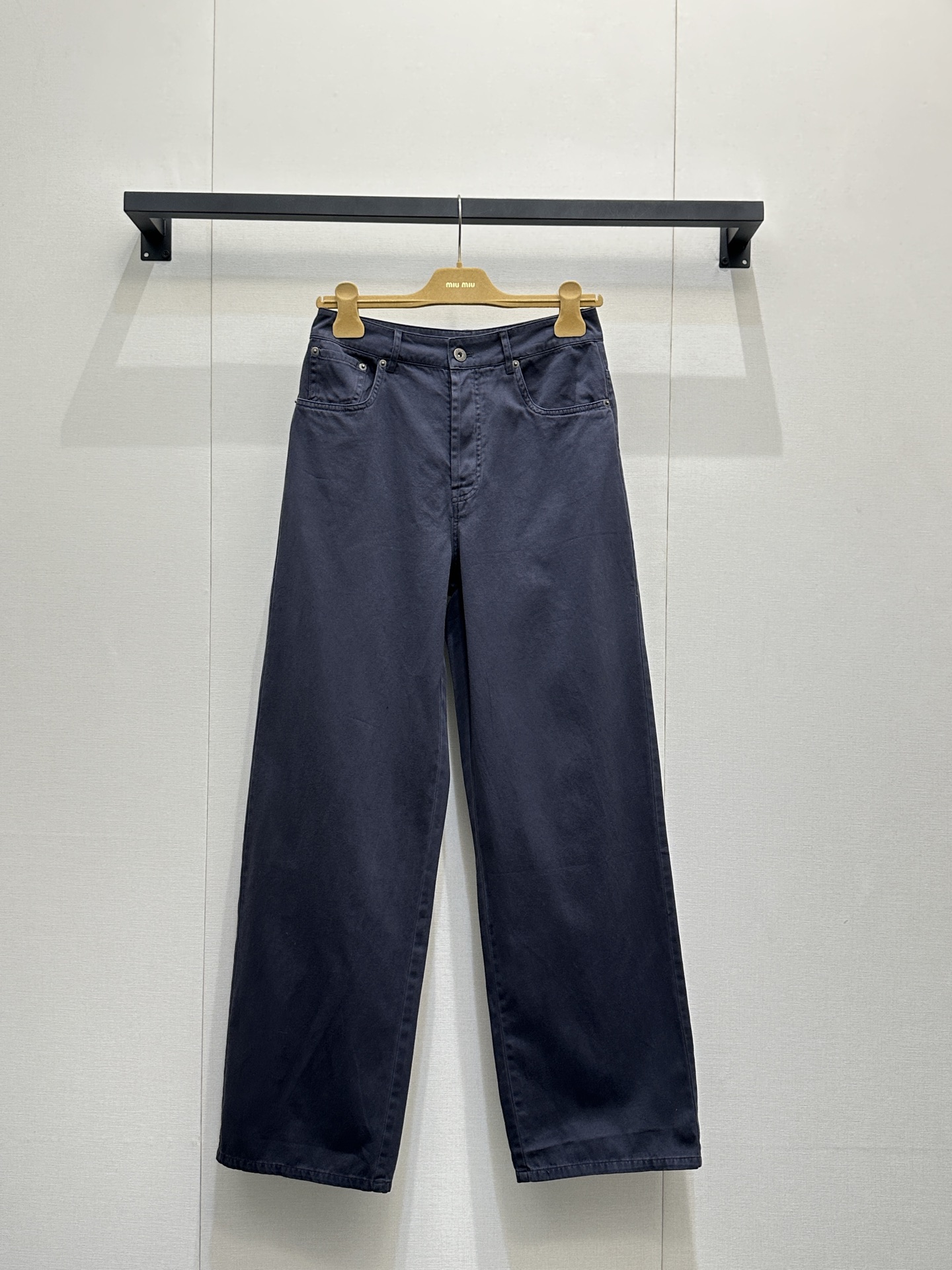 NO:762513,Miu Miu26 spring and summer new style. The gray and black tones are carefully selected. The distressed washed texture comes with a retro filter, and the wide-leg version has an amazing drape. The small logo on the back pocket is a low-key luxury. A good hand at modifying leg shape, pear-shaped figure can be worn with eyes closed. This is what the 'magic pants' should look like in spring. Unlock the Miu style formula for a relaxed look. Gray and black wide-leg jeans really hide too much flesh!  High waist and elongated proportions, loose trouser legs to hide the wide hips and thick legs. It looks great when worn with short tops/small shirts. Whoever wears it has long legs, comfort and fashion are both online. Soft and crisp denim fabric SML real shots,,miumiu,jeans,shirts,19860909Miu Miu26春夏新款.灰黑色调狠狠拿捏 做旧水洗质感自带复古滤镜,阔腿版型垂坠感绝了 后口袋的小logo是低调的奢华感 修饰腿型一把好手,梨形身材直接闭眼冲 这才是春日穿搭的“神裤”该有的样子 解锁Miu系松弛感穿搭公式 灰黑阔腿牛仔裤真的太藏肉了！高腰拉长比例,宽松裤腿藏住胯宽腿粗 搭短款上衣/小衬衫都巨出片 谁穿谁是大长腿,舒适度和时髦度双在线软而挺括的牛仔面料SML大货实拍,,miumiu,jeans,shirts,,Women's clothing