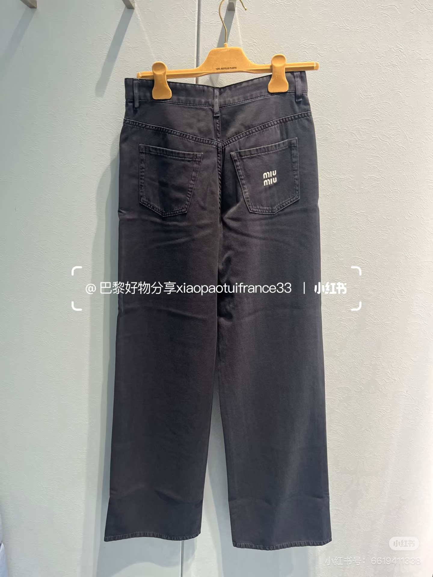 NO:762516,Miu Miu26 spring and summer new style. The gray and black tones are carefully selected. The distressed washed texture comes with a retro filter, and the wide-leg version has an amazing drape. The small logo on the back pocket is a low-key luxury. A good hand at modifying leg shape, pear-shaped figure can be worn with eyes closed. This is what the 'magic pants' should look like in spring. Unlock the Miu style formula for a relaxed look. Gray and black wide-leg jeans really hide too much flesh!  High waist and elongated proportions, loose trouser legs hide the wide hips and thick legs. They look great when worn with short tops/small shirts. Whoever wears them has longer legs. Comfort and fashion are both in line. Soft and crisp denim fabrics SML,,miumiu,jeans,shirts,19860909Miu Miu26春夏新款.灰黑色调狠狠拿捏 做旧水洗质感自带复古滤镜,阔腿版型垂坠感绝了 后口袋的小logo是低调的奢华感 修饰腿型一把好手,梨形身材直接闭眼冲 这才是春日穿搭的“神裤”该有的样子 解锁Miu系松弛感穿搭公式 灰黑阔腿牛仔裤真的太藏肉了！高腰拉长比例,宽松裤腿藏住胯宽腿粗 搭短款上衣/小衬衫都巨出片 谁穿谁是大长腿,舒适度和时髦度双在线软而挺括的牛仔面料SML,,miumiu,jeans,shirts,,Women's clothing