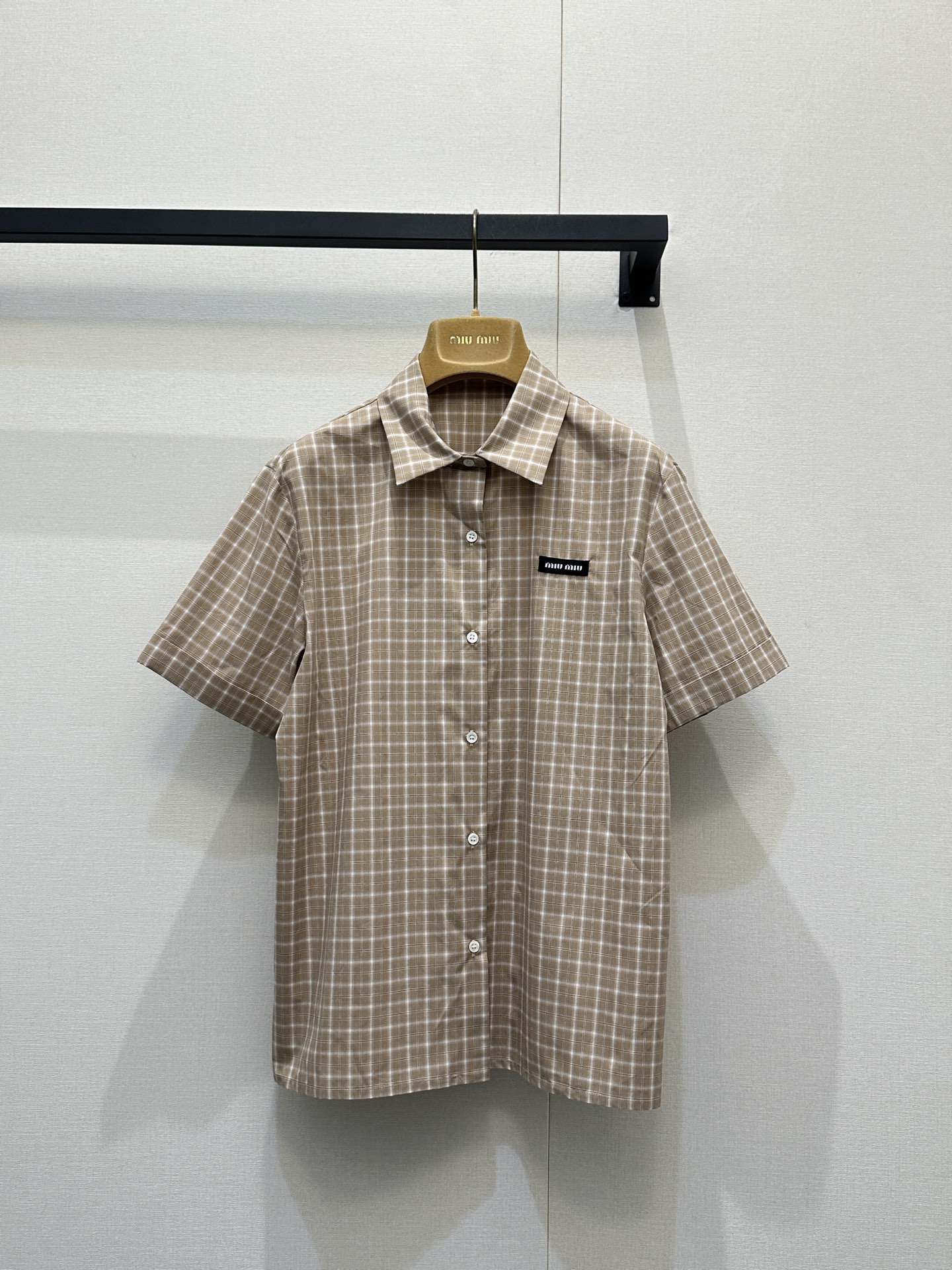 NO:790500,*26new milk coffee color logo letter plaid shirt. The fresh and sweet plaid color matching is matched with the short version of the shoulder, which is full of vitality!  The sweet college style is easy to control ~ Exclusively customized imported yb cotton material, counter-printed design, classic logo letters on the chest, overall sweet and generous, the shoulder and slightly wide version are versatile and not picky!  1:1 awesome version, the latest summer items, look out for the exclusive high version, SML real shots of large products, shirts,19860909*26new奶咖色徽标字母格纹衬衫清新甜美的格纹配色搭配正肩短款版型,元气感满满！学院甜美风格轻松驾驭～ 独家定制进口yb棉材质,对版格纹印花设计,胸前经典徽标字母点缀,整体甜美大方,正肩微阔版型百搭不挑人！1:1超赞版型 夏季最新单品 认准独家高版本 SML大货实拍,,shirts,,Women's clothing