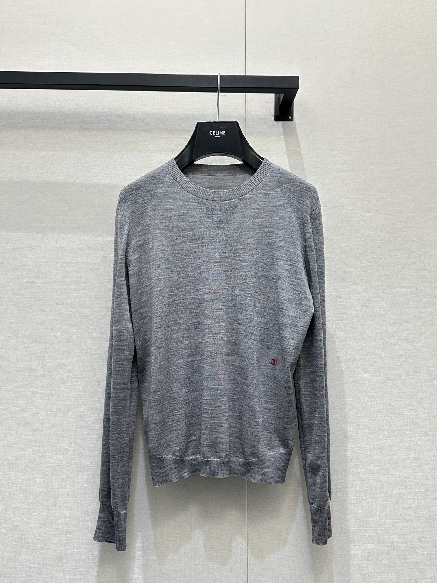 NO:790496,*26new Contrast color small logo embroidered round neck, long sleeves, simple round neck design, the upper body is flattering and the neck is slim, low-key gray is super versatile!  The hem of the body is embellished with small contrasting embroidery patterns, and you can easily get the French lazy style!  Exclusively customized imported yb mulberry silk and cashmere blended material. The upper body of the customized fabric is soft, skin-friendly and breathable. It is super comfortable to wear in spring and summer ~ the same color binding enhances the texture!  It can be easily used for daily commuting and leisure!  Versatile and unmistakable styles, close your eyes and enter ~ 1:1 awesome version, the latest item in early spring, look for the exclusive high version, in stock, SML large quantities, real shots,19860909*26new撞色小标刺绣圆领长袖简约圆领设计上身修饰脖颈纤细,低调灰色超百搭！衣身下摆撞色小标刺绣图案点缀,法式慵懒风轻松get！ 独家定制进口yb桑蚕丝羊绒混纺材质,定制面料上身柔软亲肤透气性好,春夏穿超舒服～同色系包边使质感提升！日常通勤、休闲都能轻松驾驭！百搭不出错的款式闭眼入～1:1超赞版型,早春最新单品,认准独家高版本 现货 SML大货实拍,,,Women's clothing
